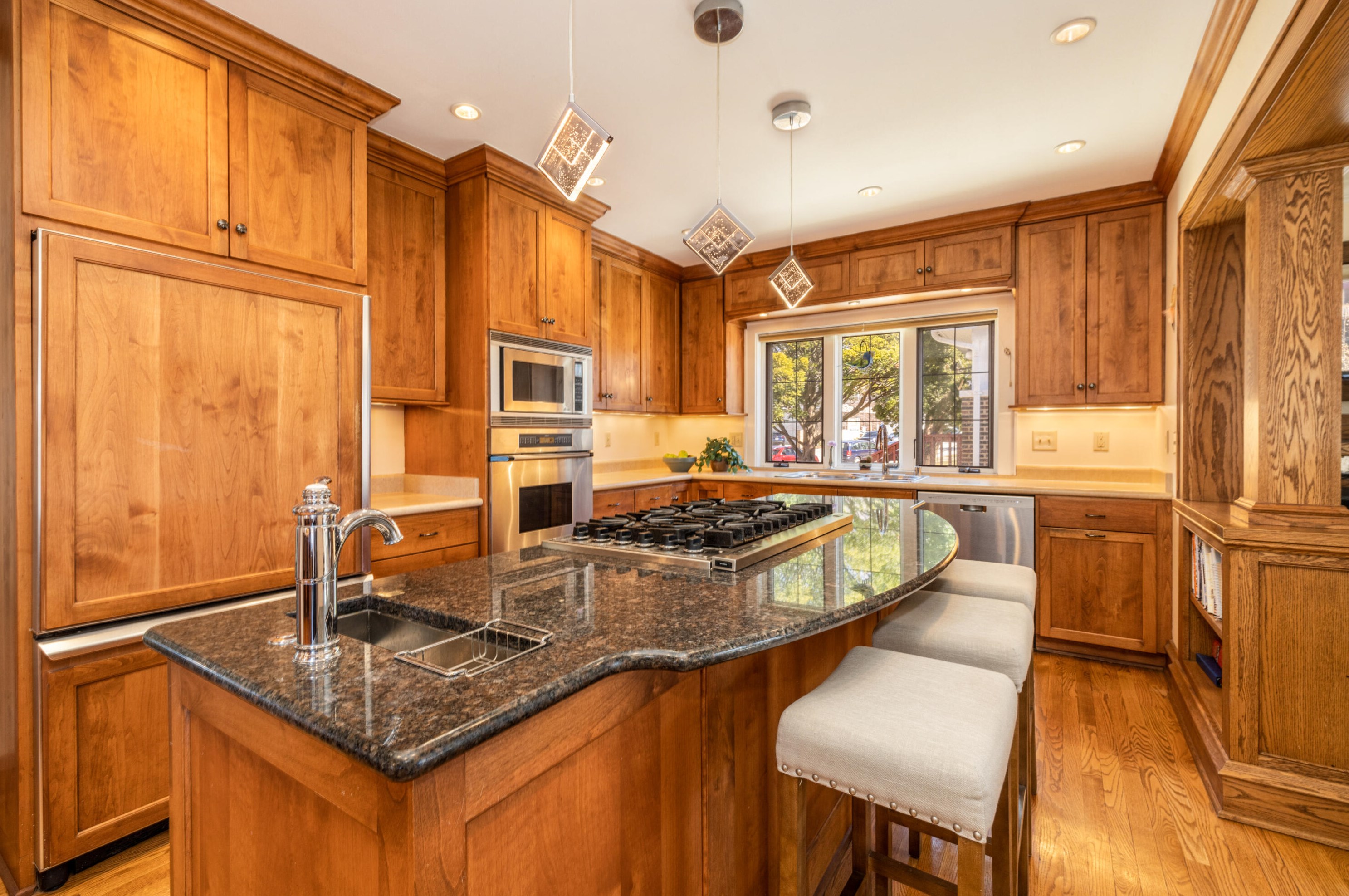 1623 Lk Blf Blvd, Milwaukee WI 53211-1518 exterior