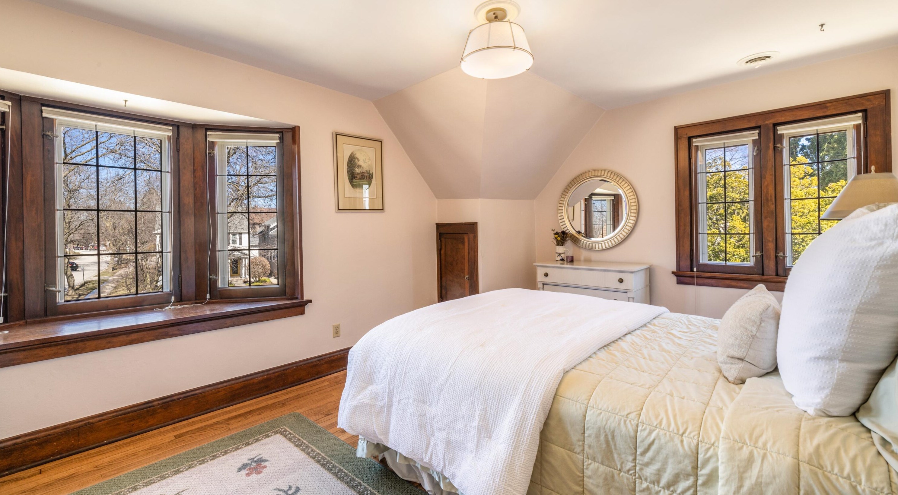 1623 Lk Blf Blvd, Milwaukee WI 53211-1518 exterior