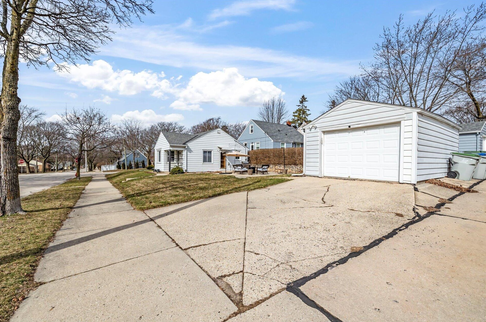 8824 Locust St, Milwaukee WI  53222-4636 exterior