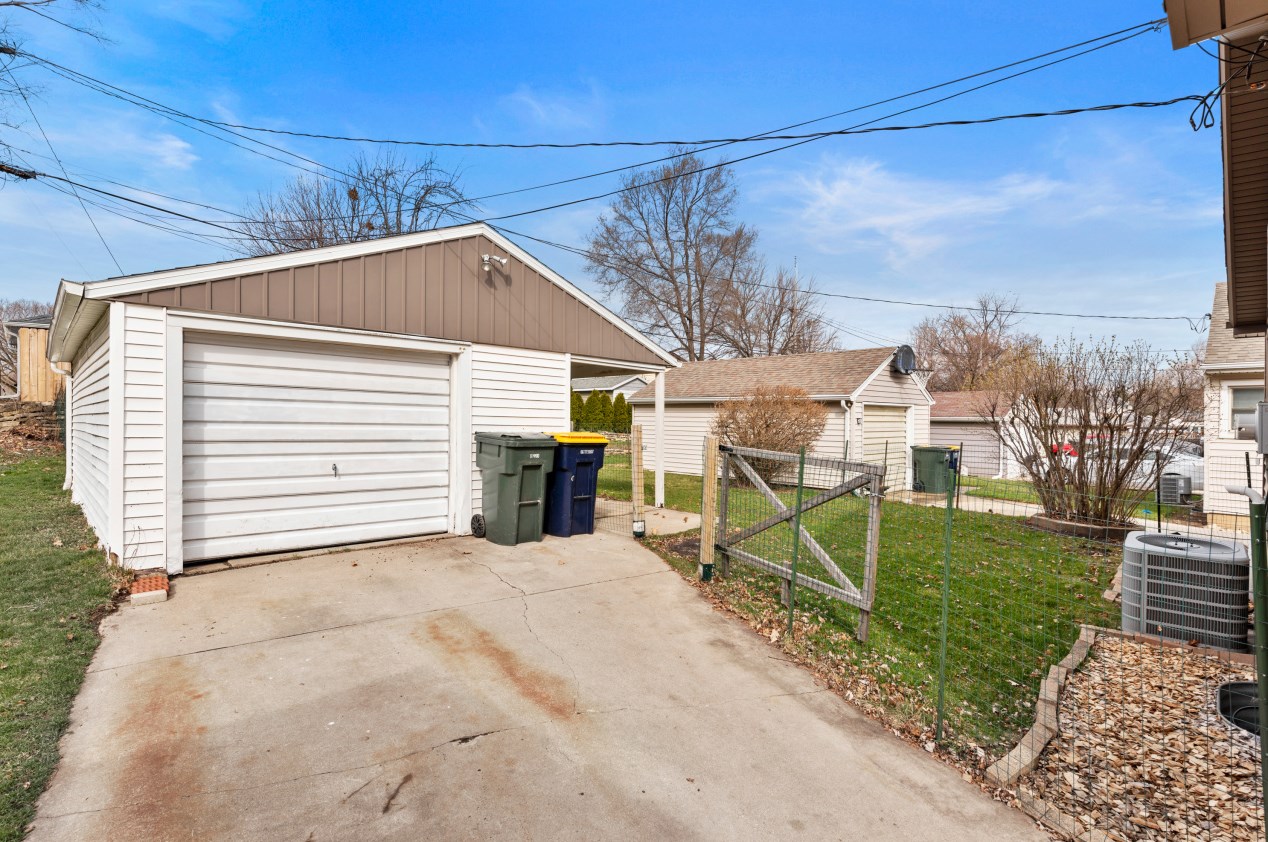 1033 91, Milwaukee WI 53214-2852 exterior