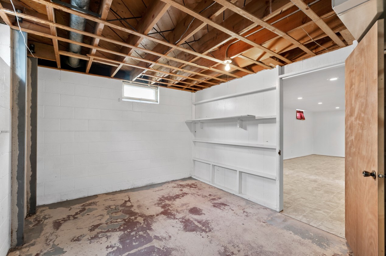 1033 91, Milwaukee WI 53214-2852 exterior