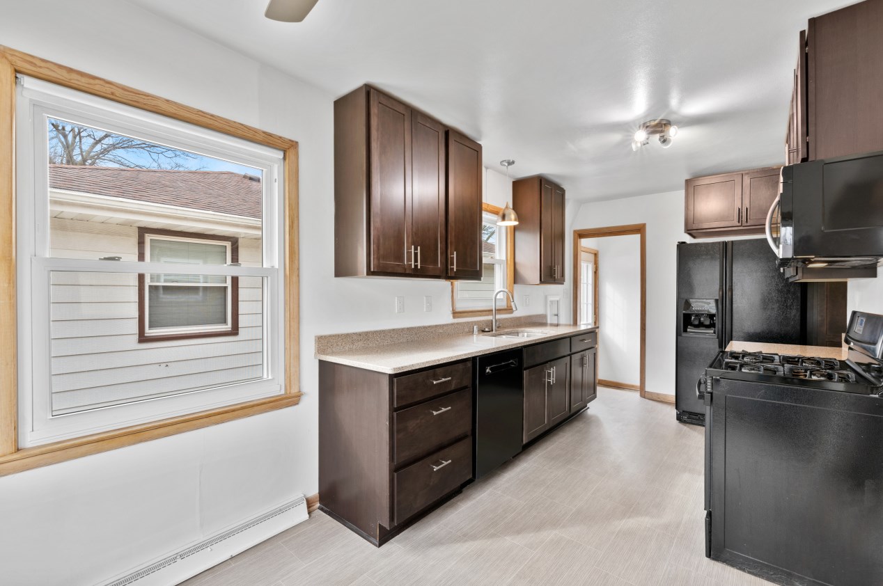 1033 91, Milwaukee WI 53214-2852 exterior