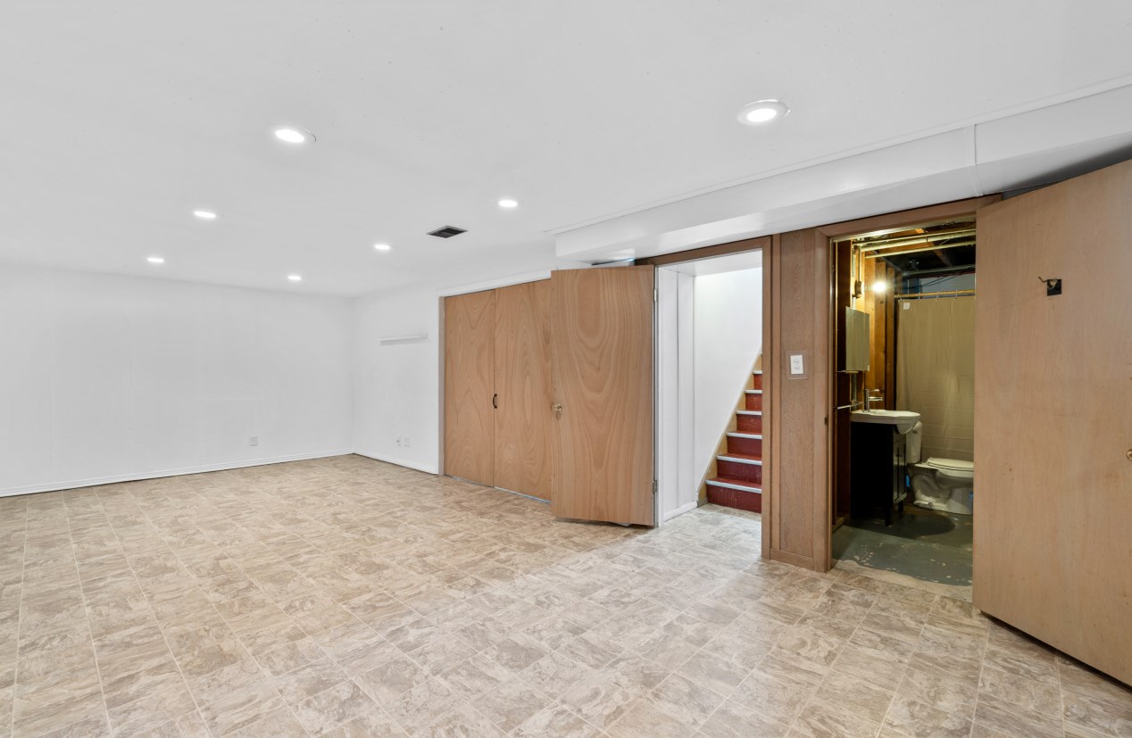 1033 91, Milwaukee WI 53214-2852 exterior