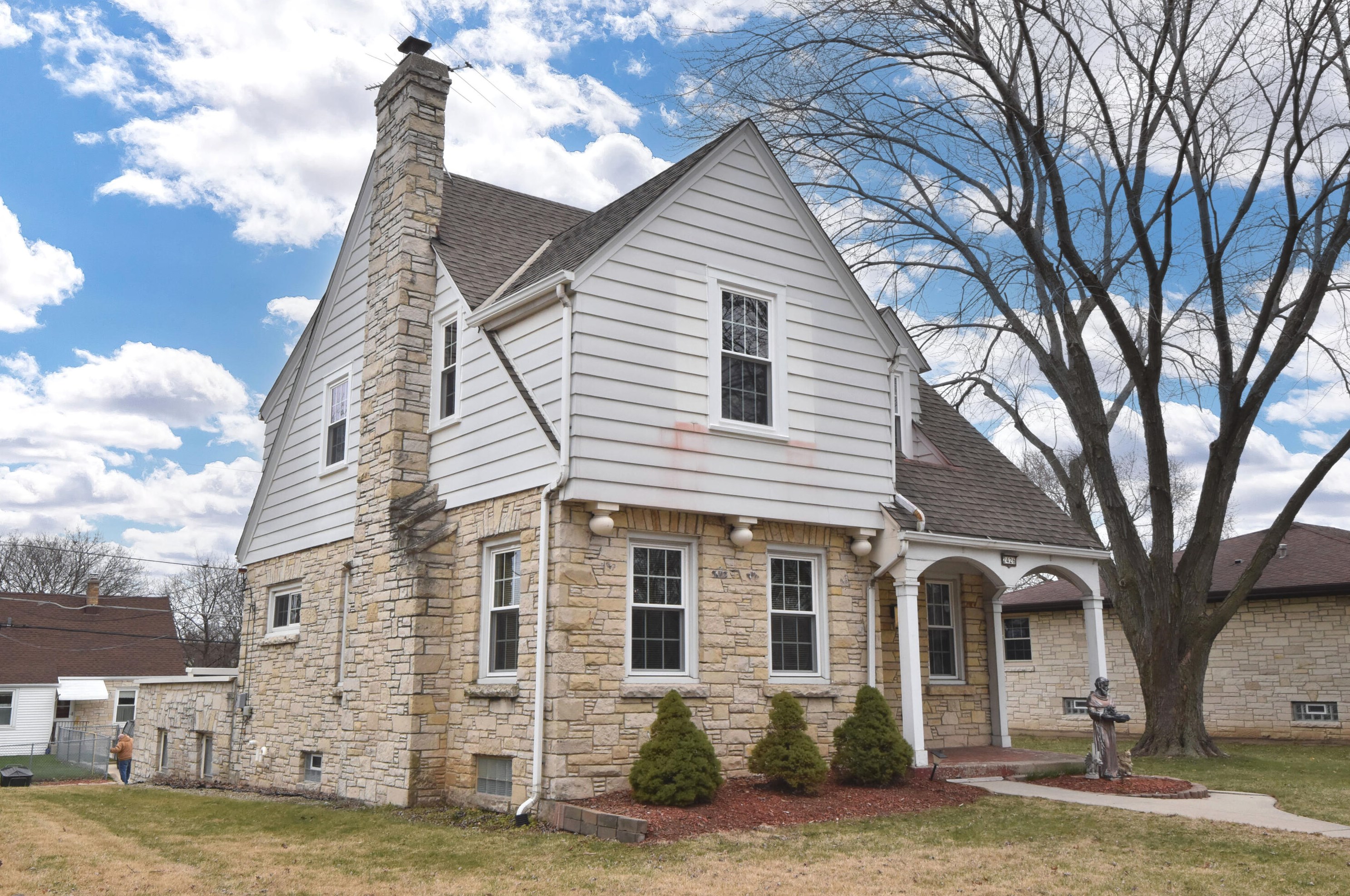 2426 60, Milwaukee WI 53219-2131 exterior