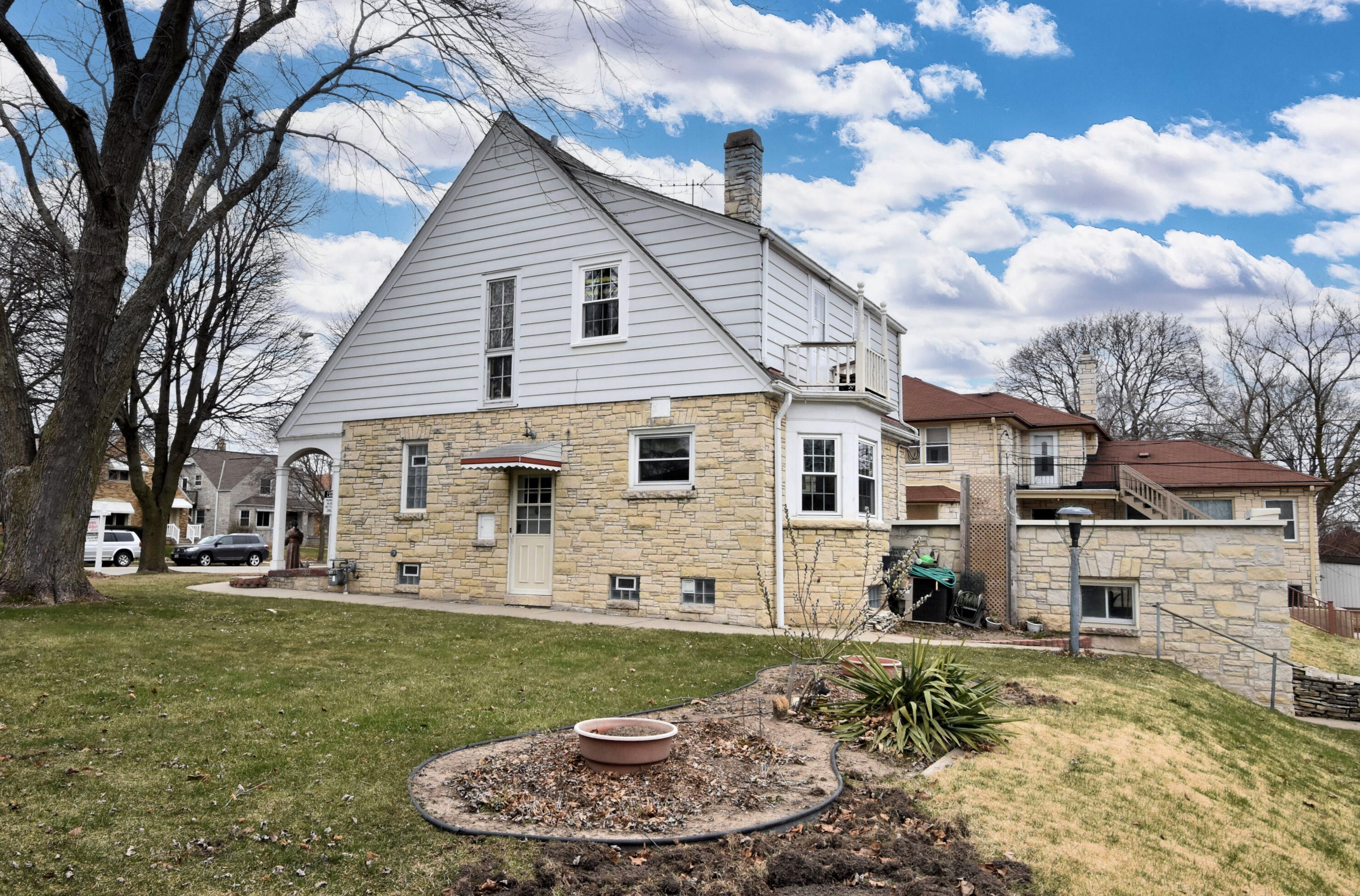 2426 60, Milwaukee WI 53219-2131 exterior