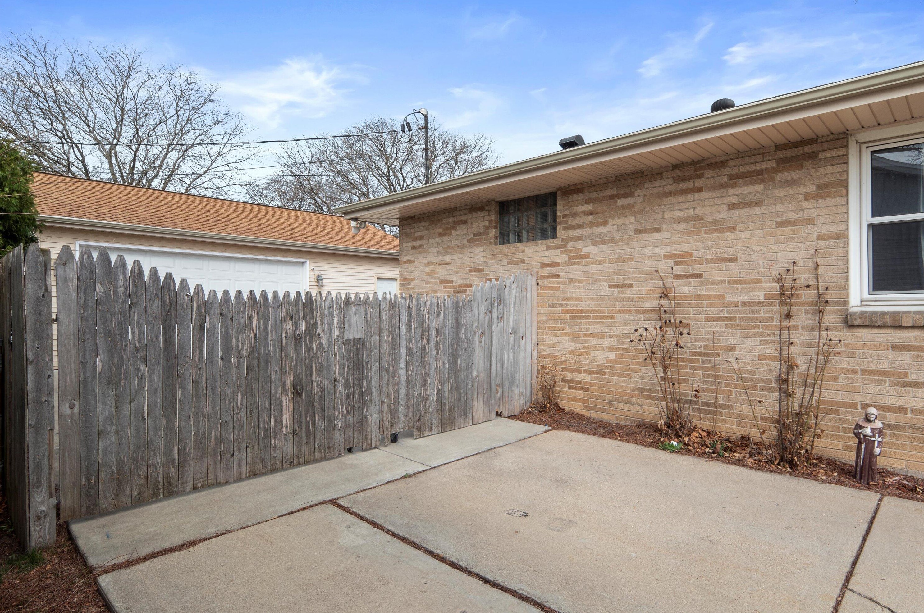 932 Ohio St, Racine WI  53405-2208 exterior