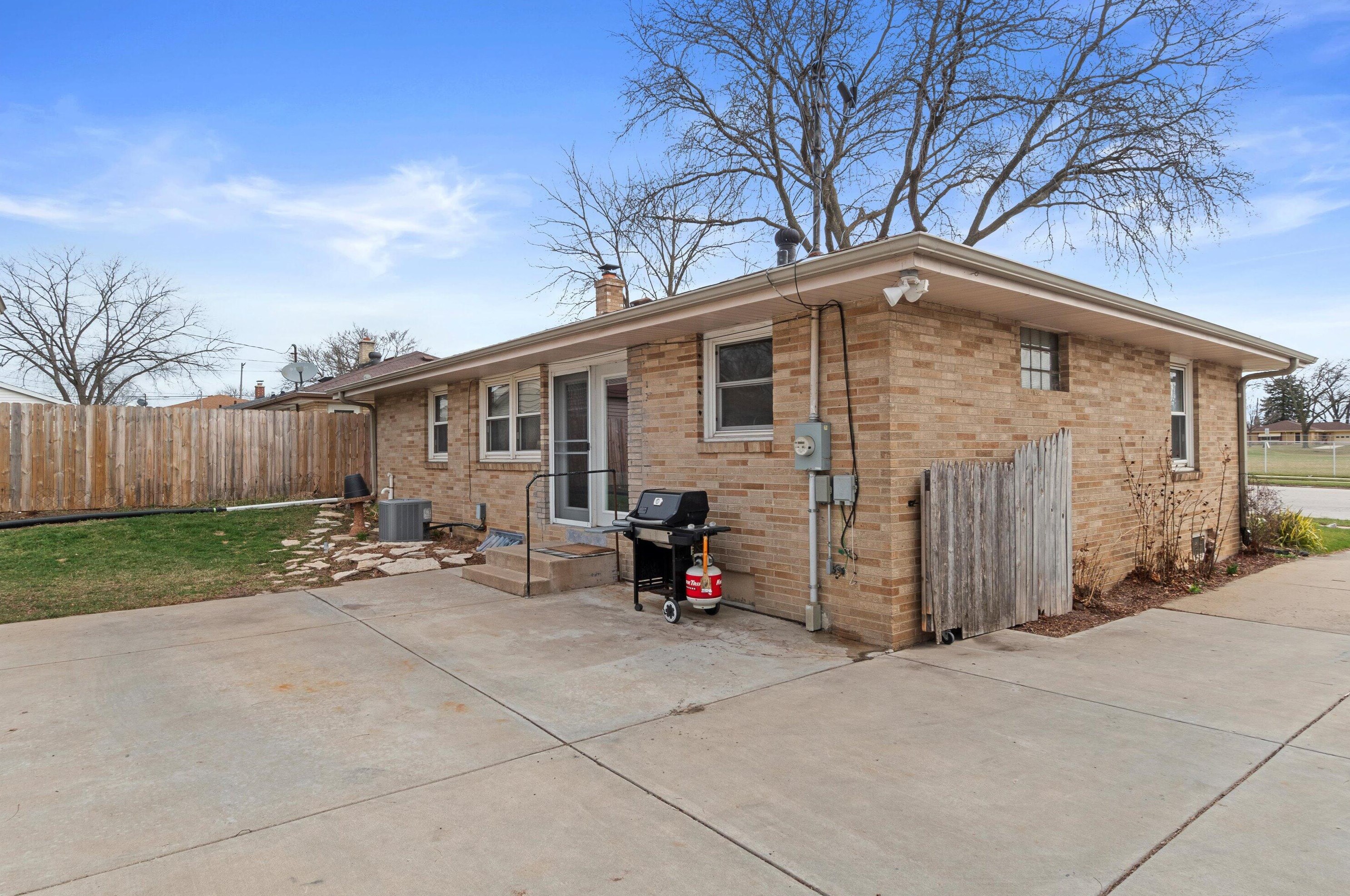 932 Ohio St, Racine WI  53405-2208 exterior