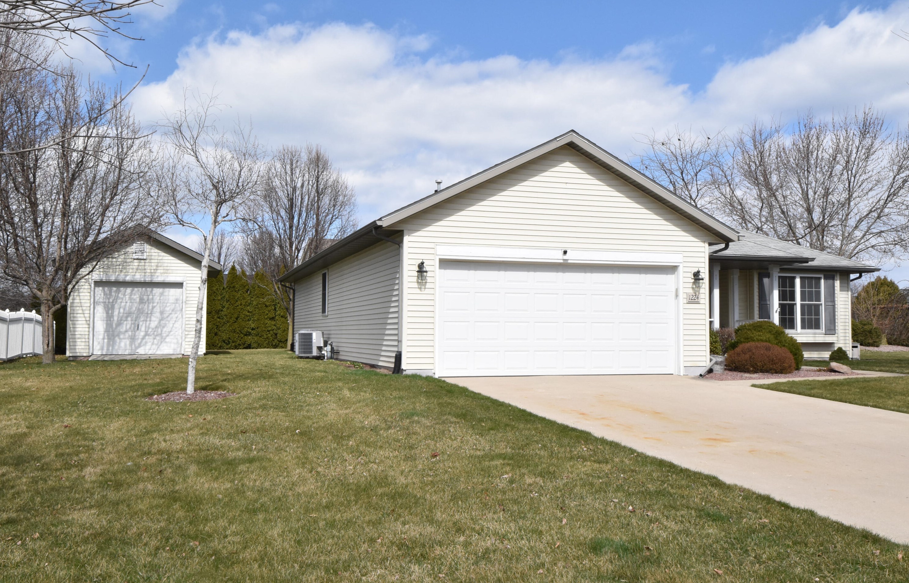 1224 Riva Rdg, Racine WI  53402-1711 exterior