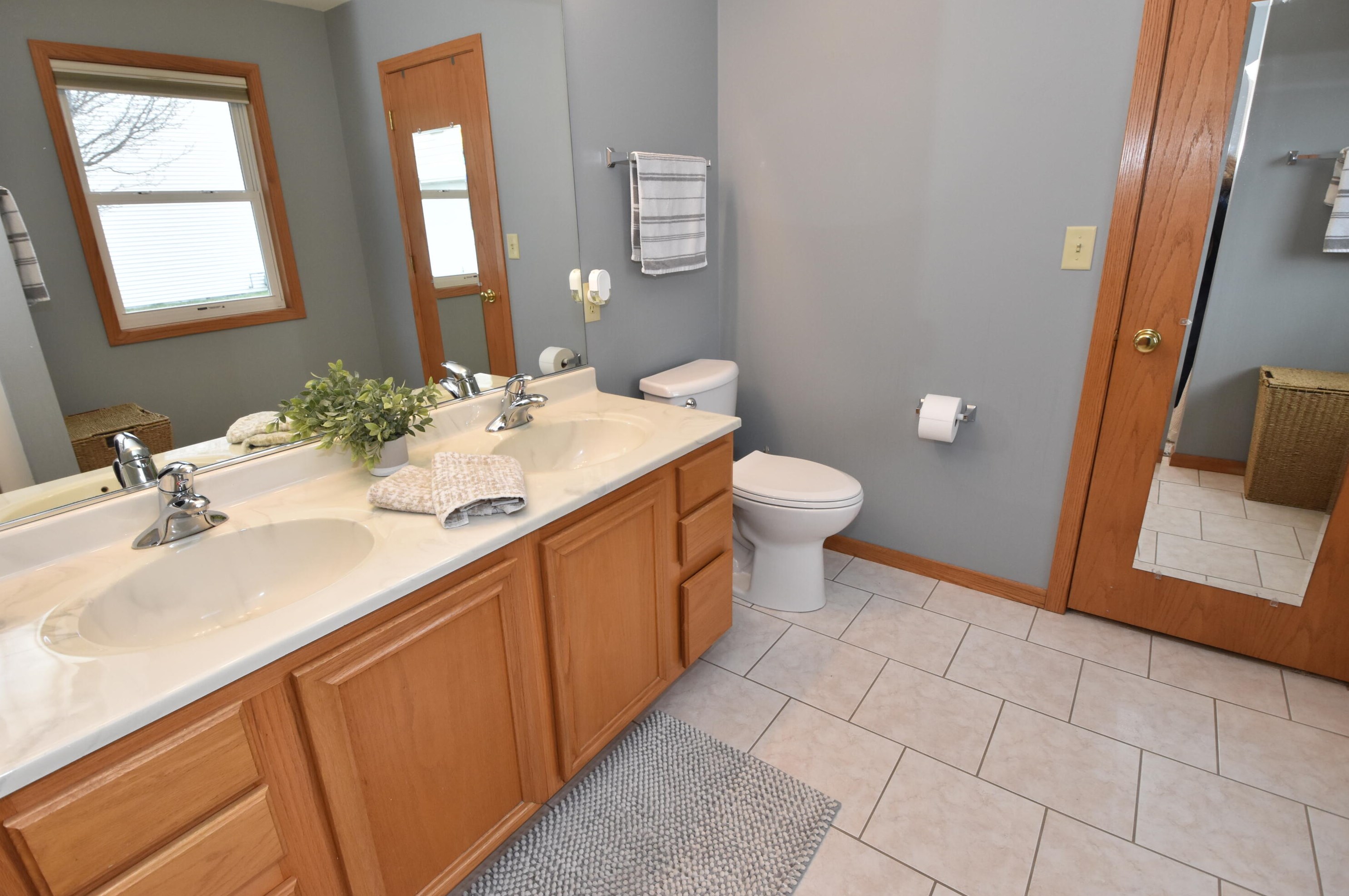 1224 Riva Rdg, Racine WI  53402-1711 exterior