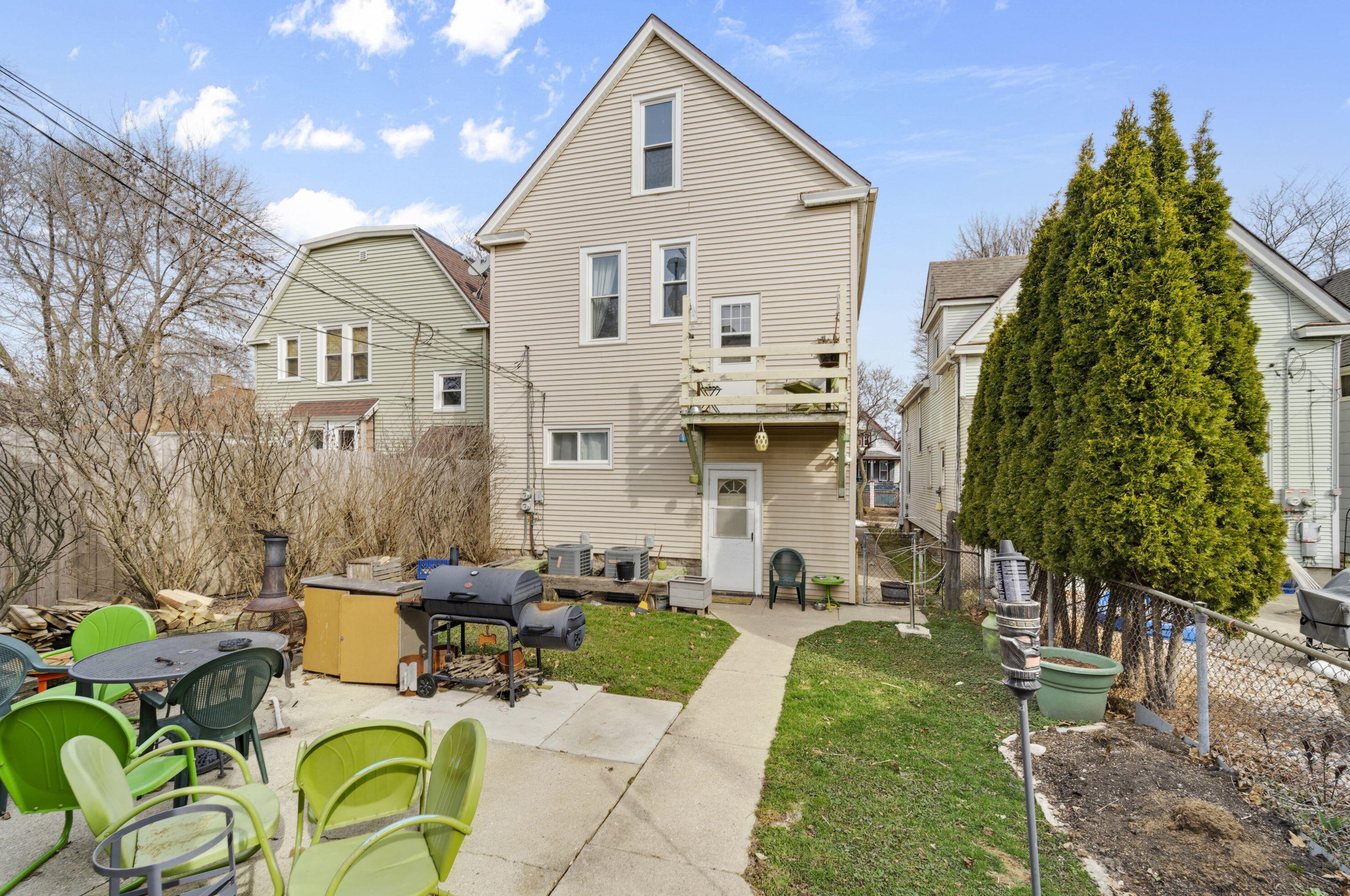 609 Russell Ave, Milwaukee WI  53207-2126 exterior