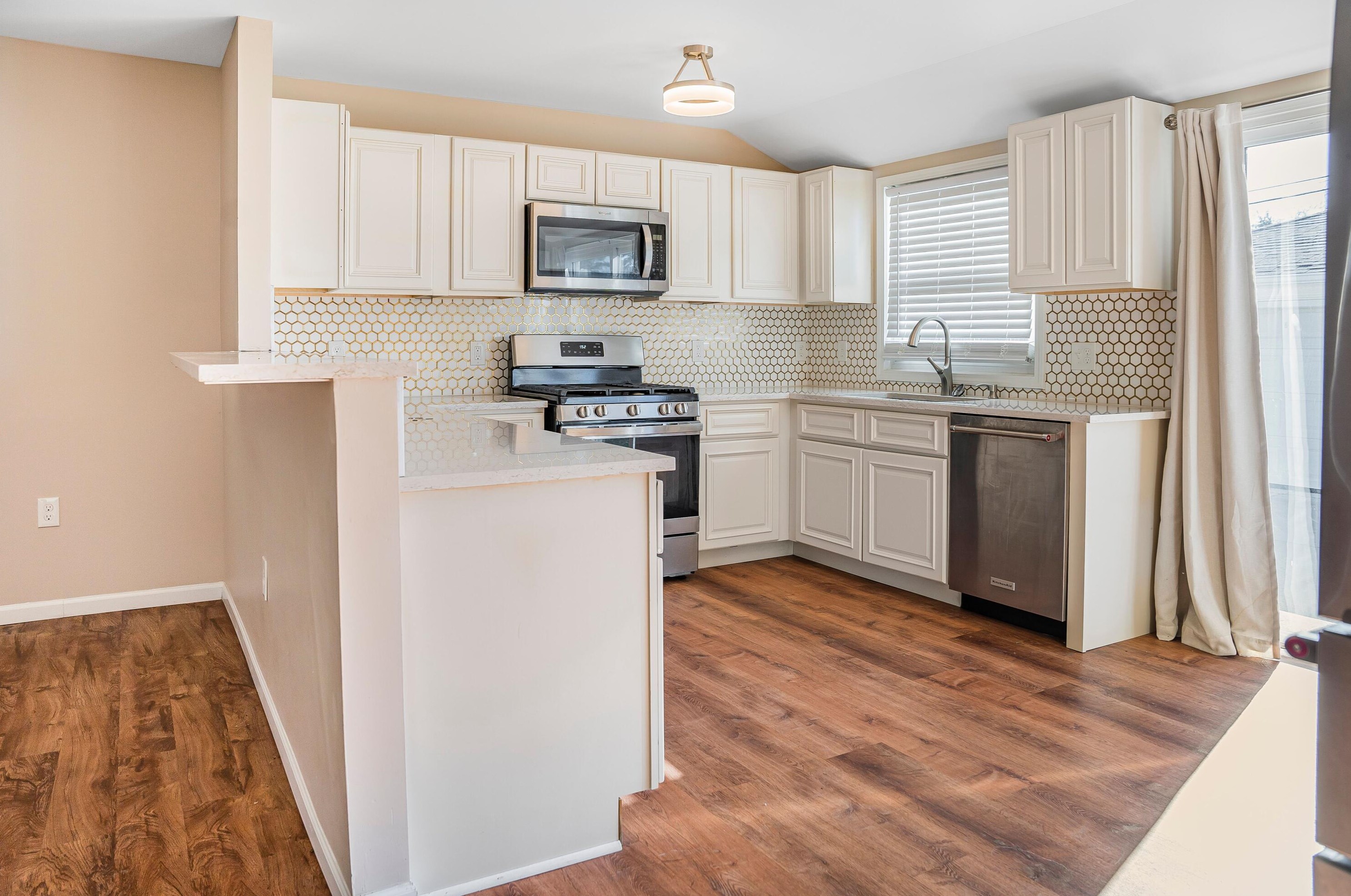 6547 83, Milwaukee WI 53214-4428 exterior