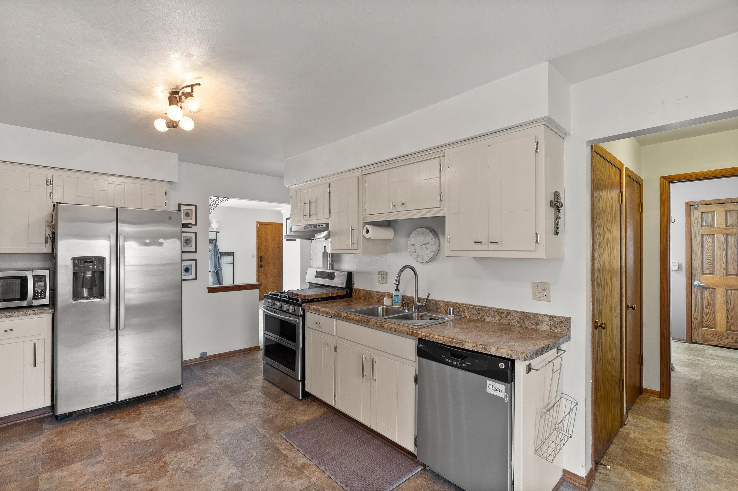 1636 Fairfield Ct, Milwaukee WI  53209-3433 exterior