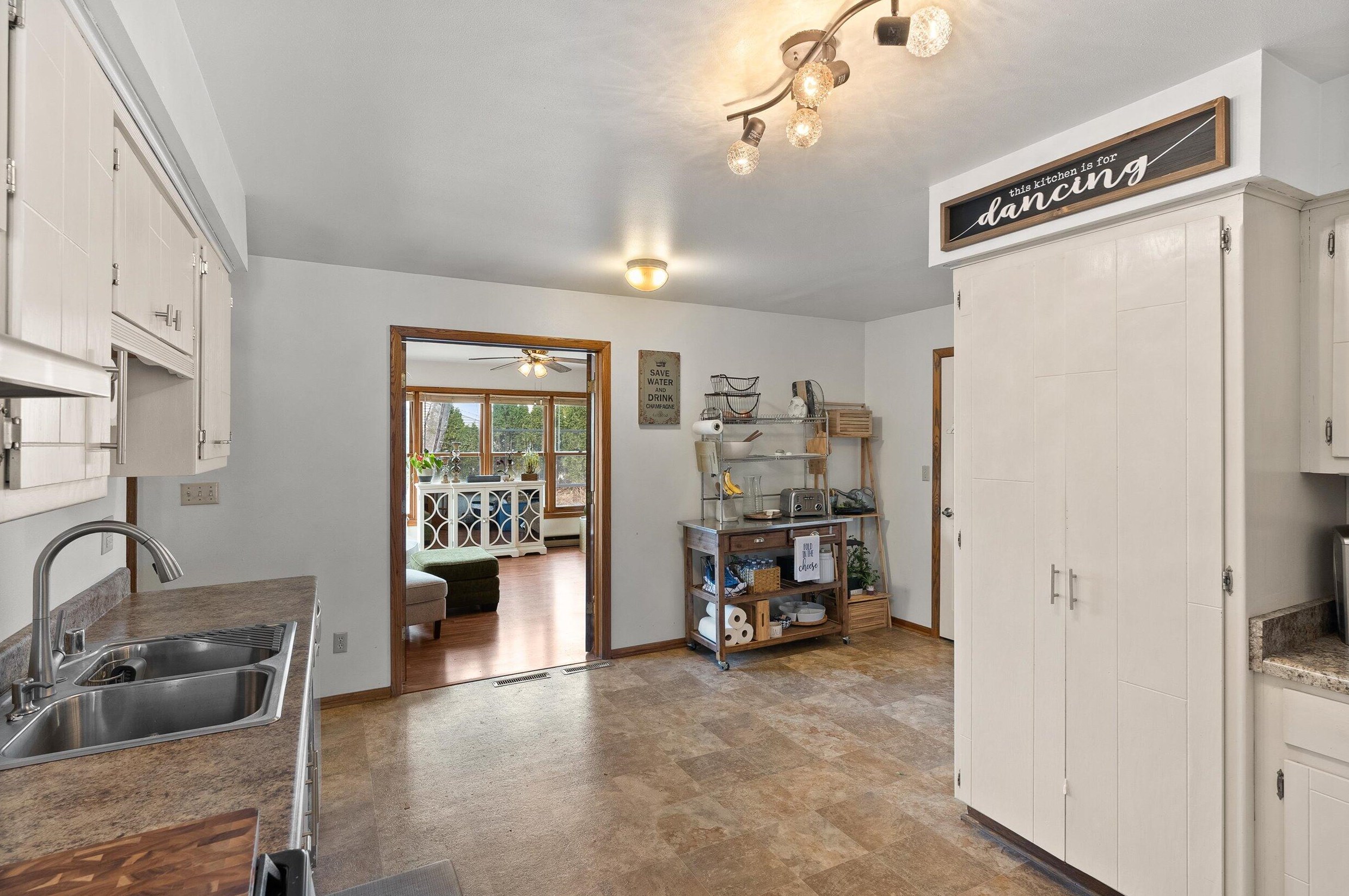 1636 Fairfield Ct, Milwaukee WI  53209-3433 exterior