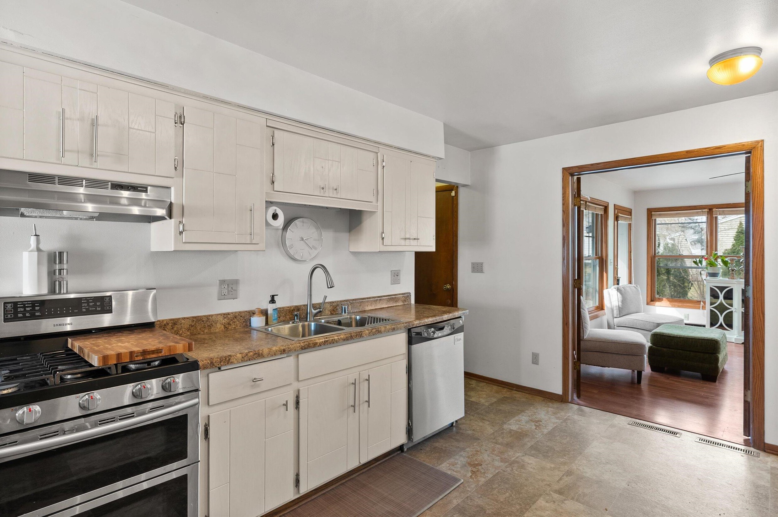 1636 Fairfield Ct, Milwaukee WI  53209-3433 exterior