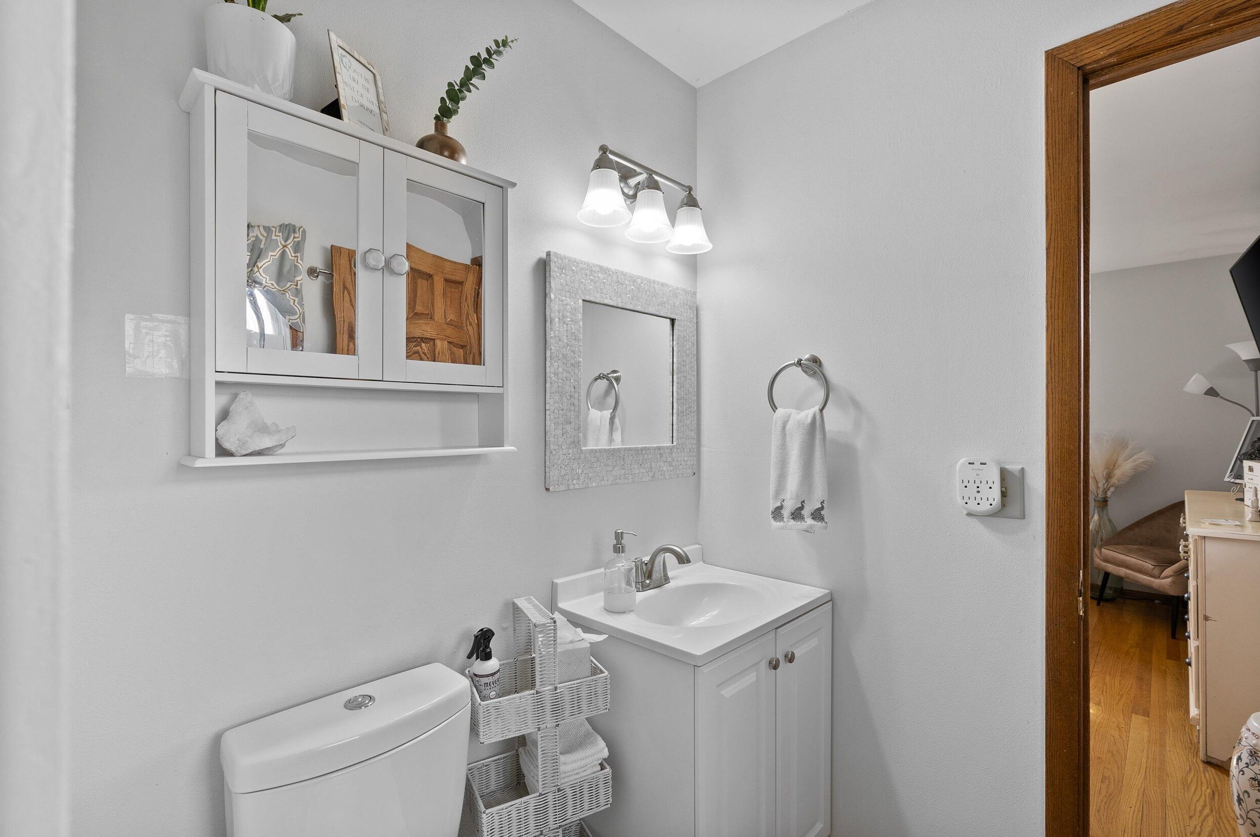 1636 Fairfield Ct, Milwaukee WI  53209-3433 exterior