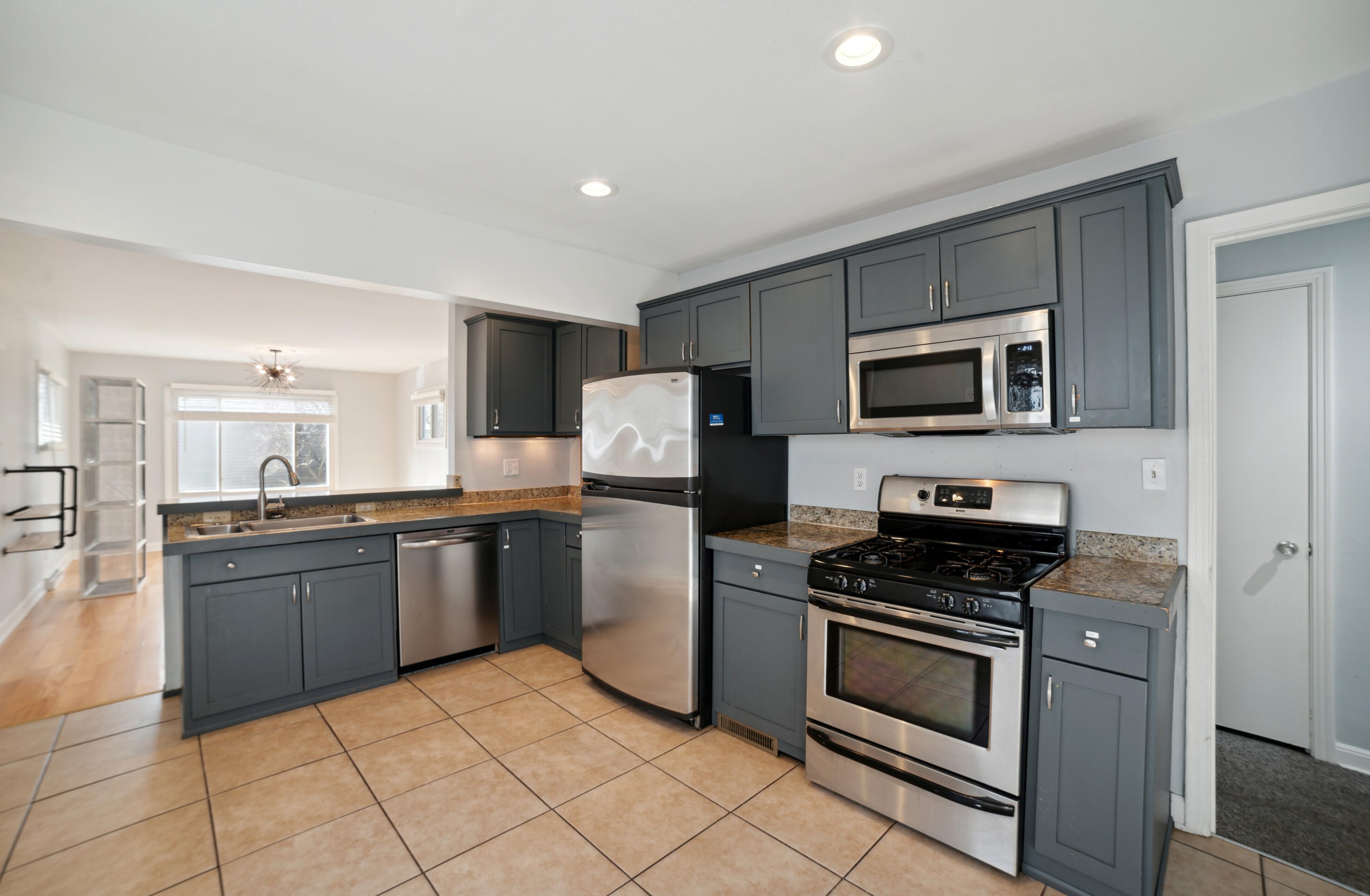 3373 90th St, Milwaukee WI  53227-4403 exterior