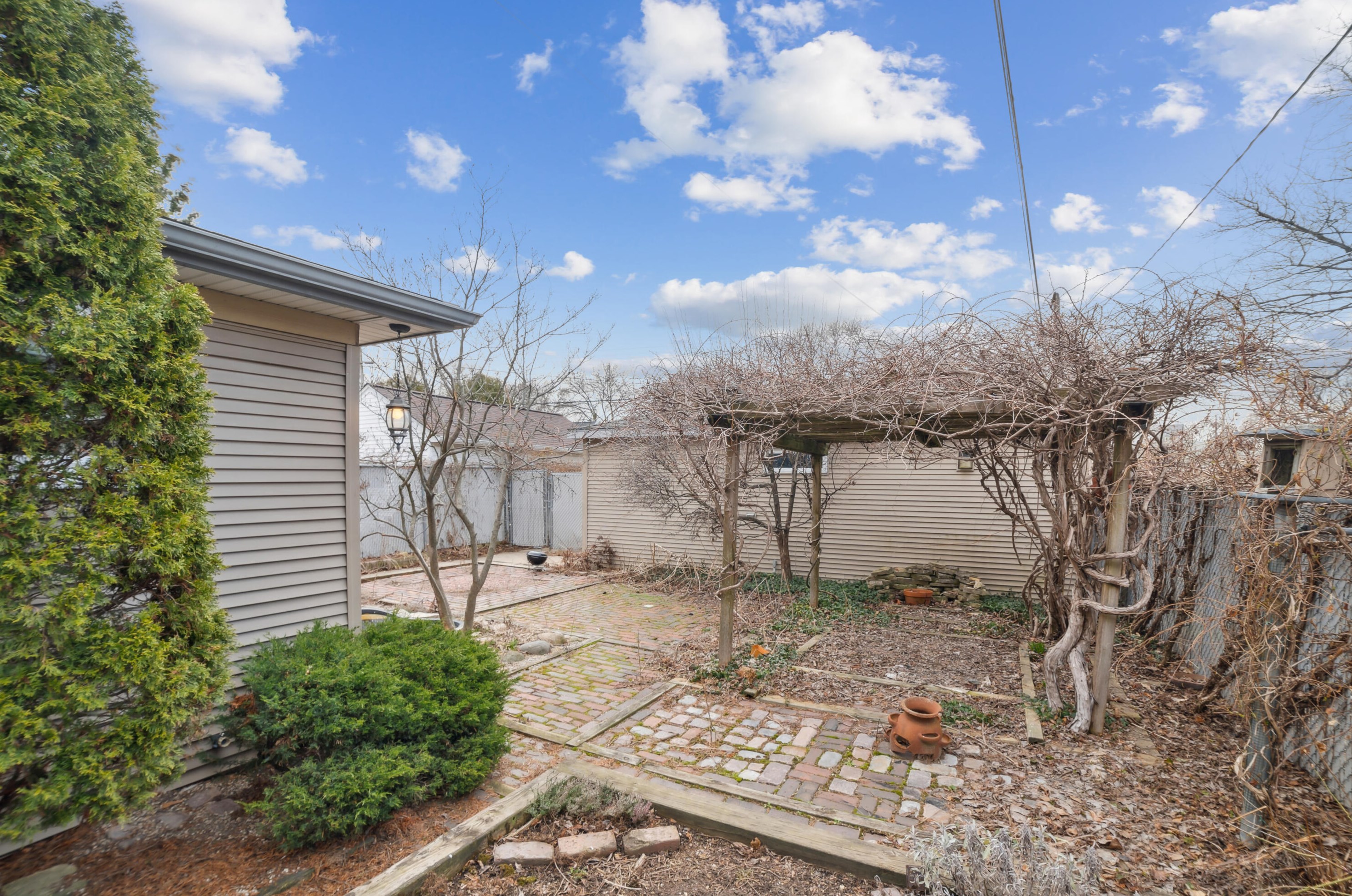 3373 90th St, Milwaukee WI  53227-4403 exterior