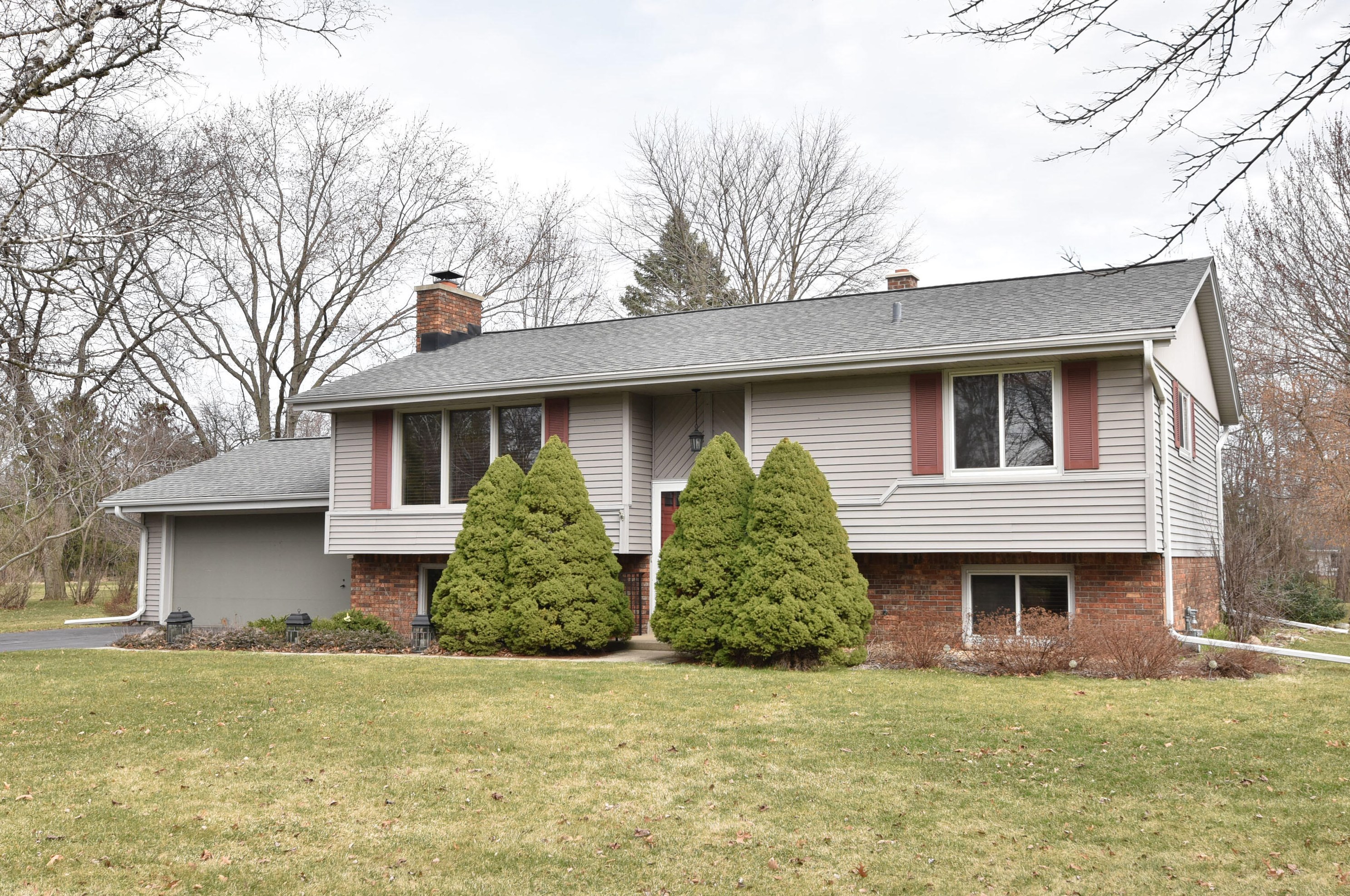 402 Vista View Dr, Cedarburg WI  53012-9178 exterior