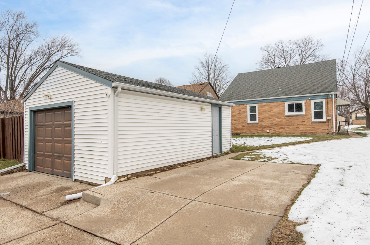 3745 86, Milwaukee WI 53227-4622 exterior