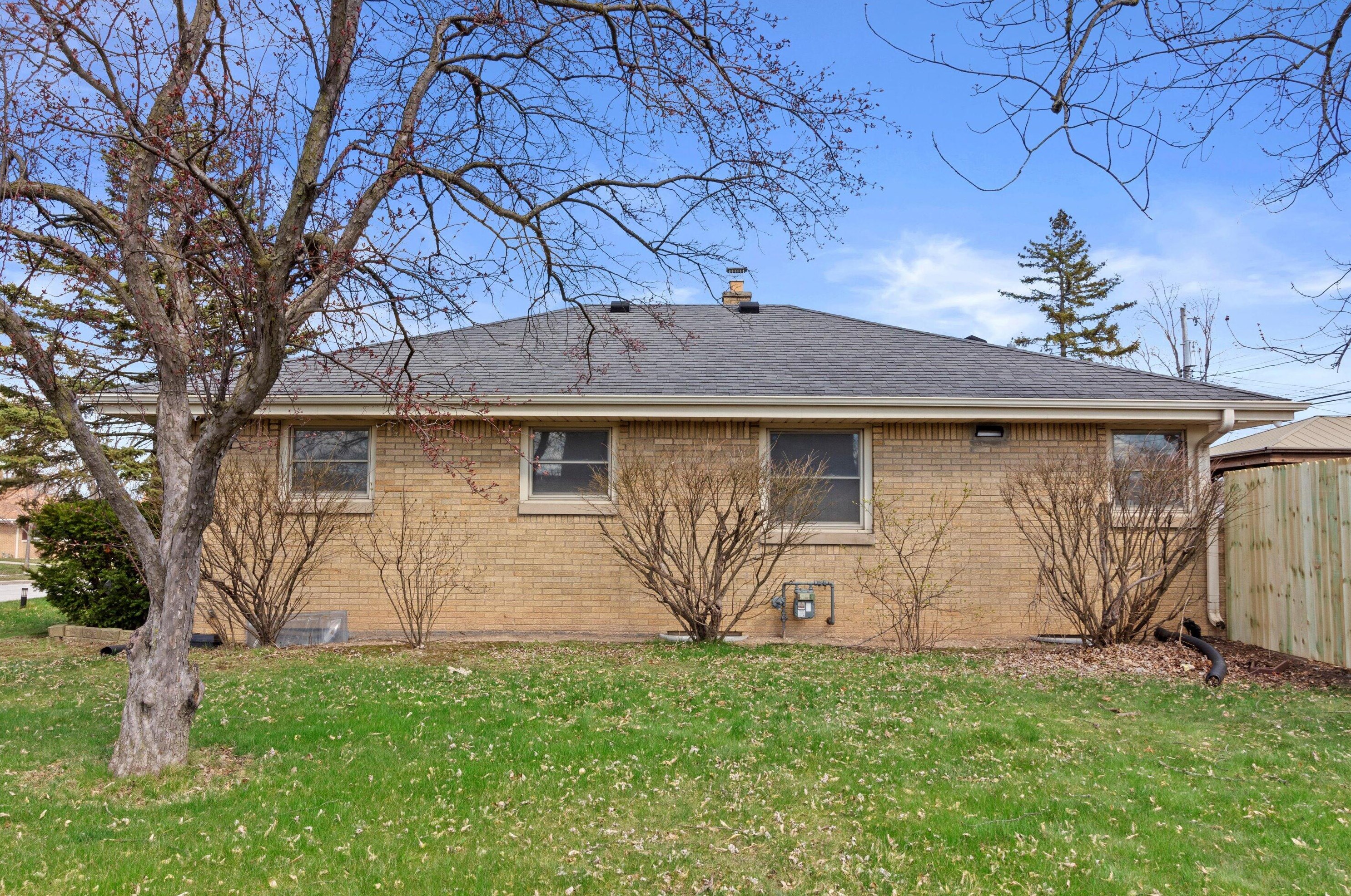 8853 Brentwood Ave, Milwaukee WI  53224-5300 exterior