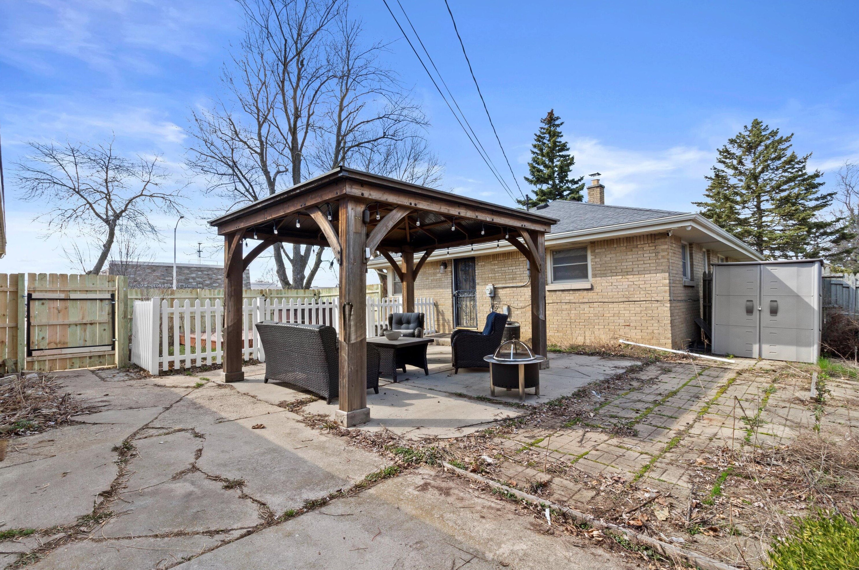 8853 Brentwood Ave, Milwaukee WI  53224-5300 exterior