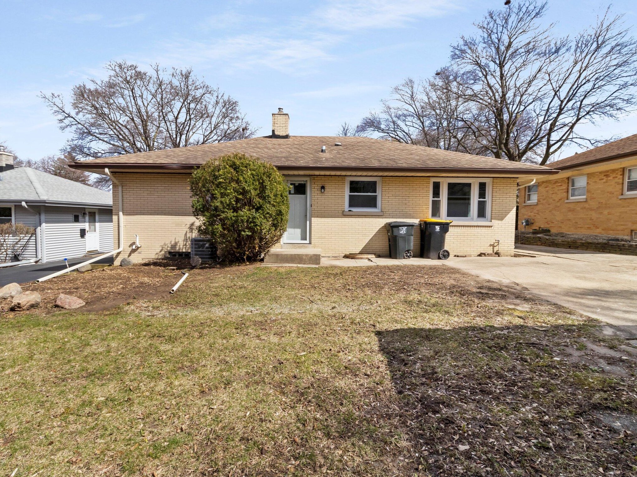 527 98, Milwaukee WI 53226-4303 exterior