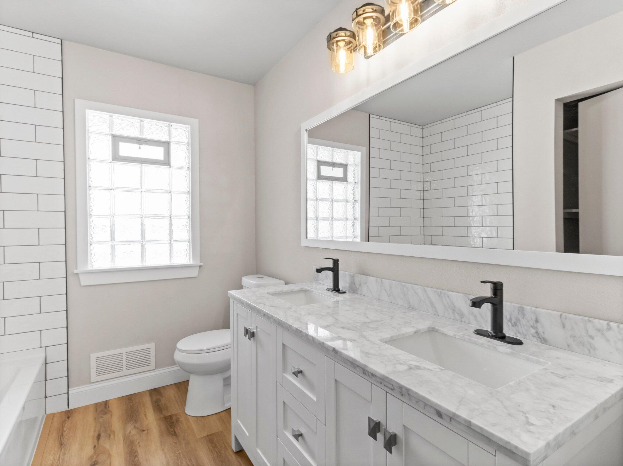 527 98, Milwaukee WI 53226-4303 exterior