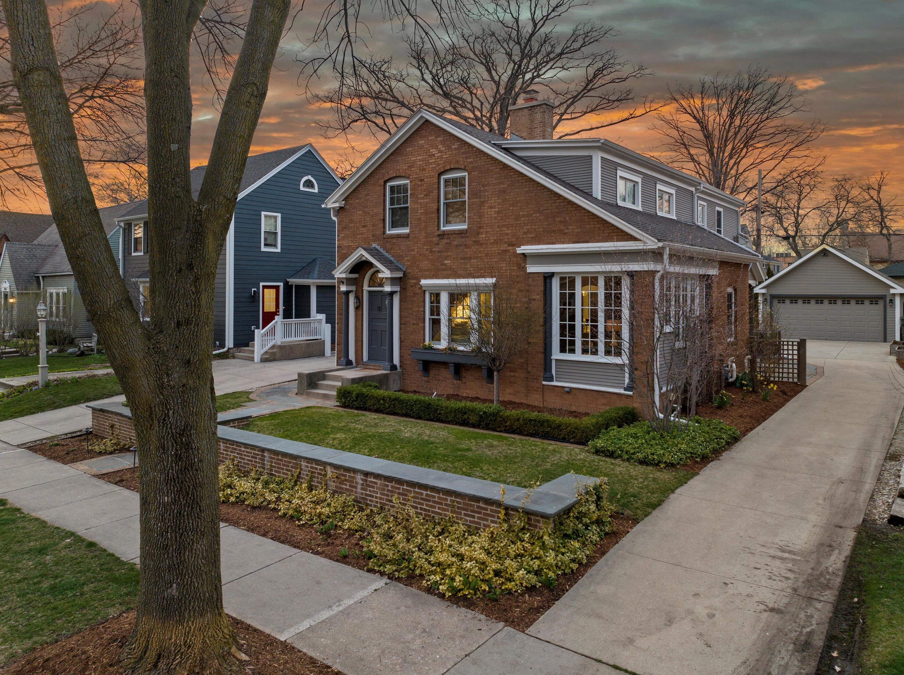 816 Lake Forest Ave, Milwaukee WI  53217-5376 exterior