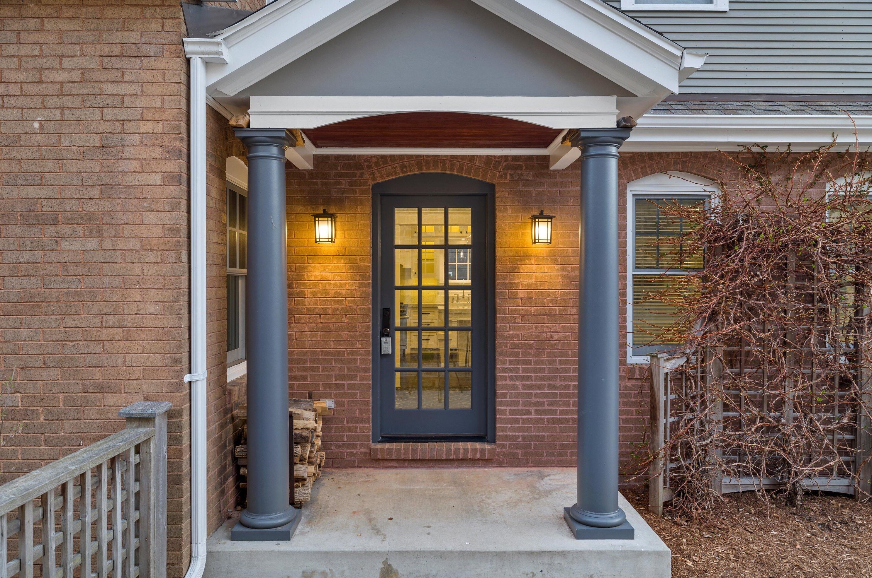 816 Lake Forest Ave, Milwaukee WI  53217-5376 exterior