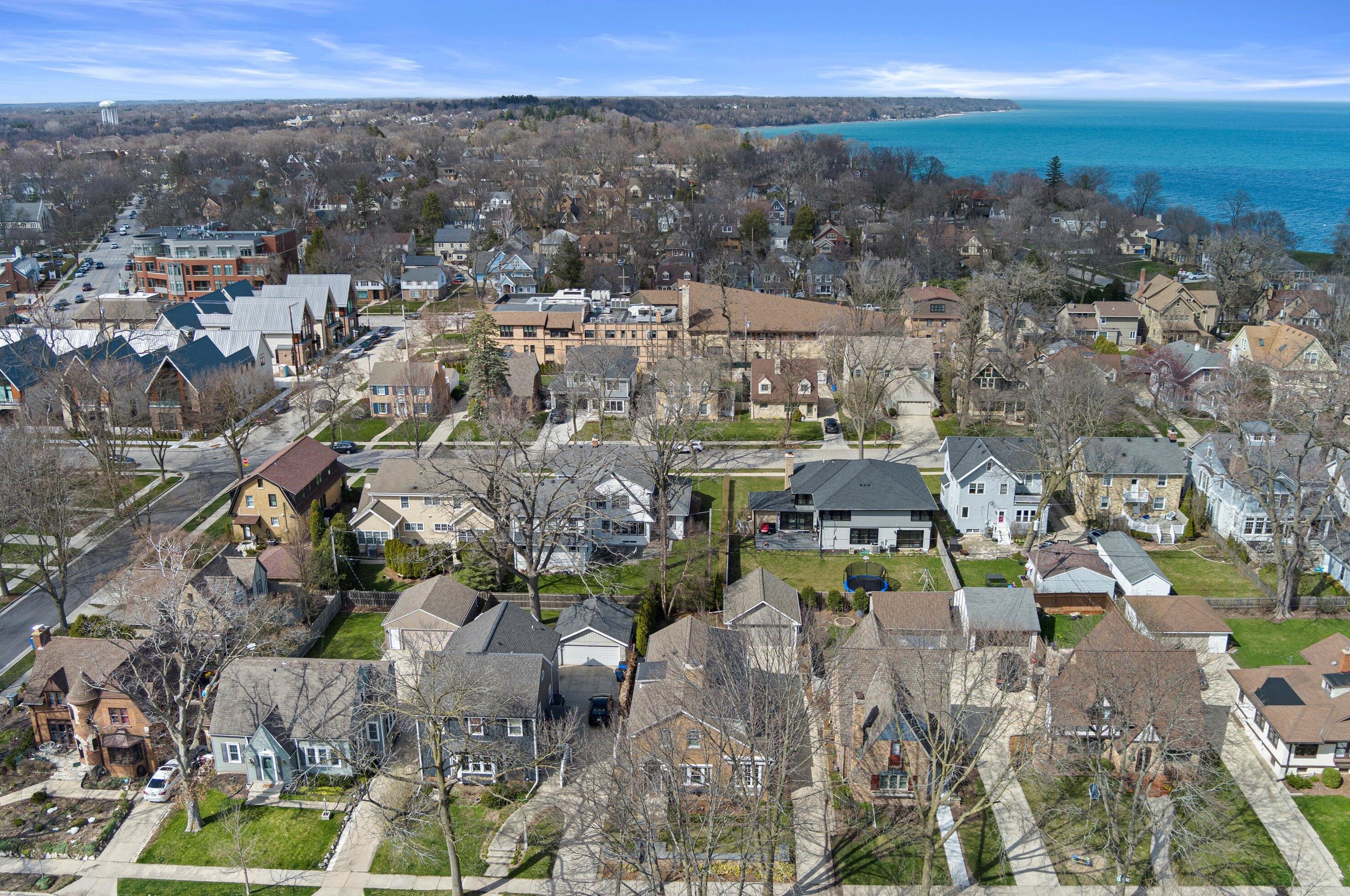 816 Lake Forest Ave, Milwaukee WI  53217-5376 exterior