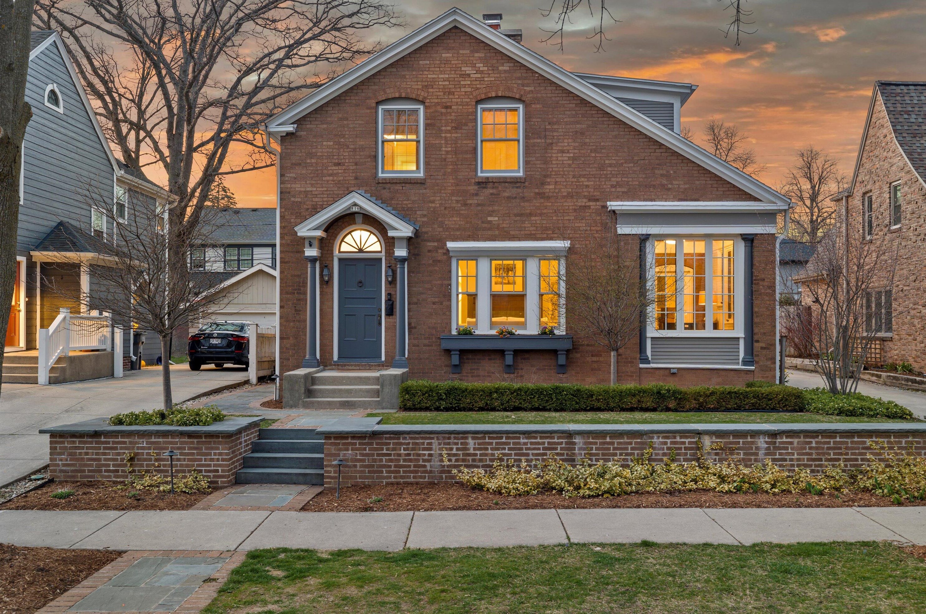 816 Lake Forest Ave, Milwaukee WI  53217-5376 exterior