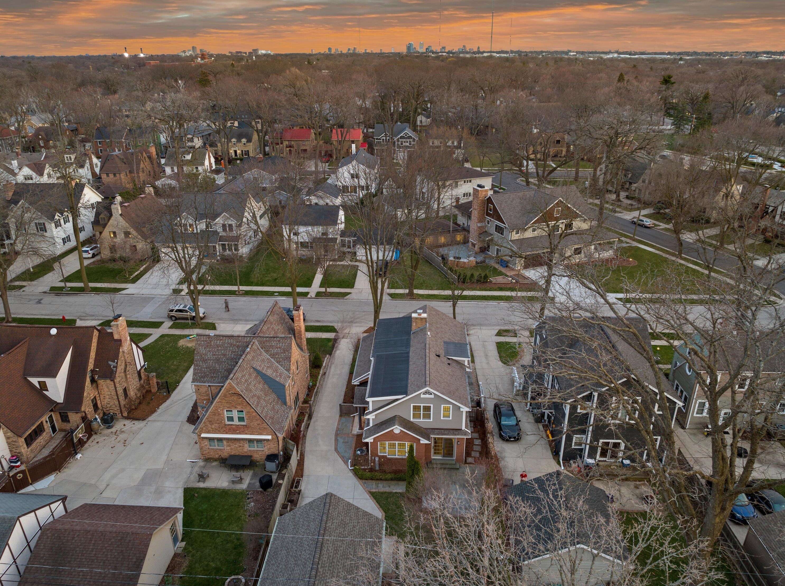 816 Lake Forest Ave, Milwaukee WI  53217-5376 exterior