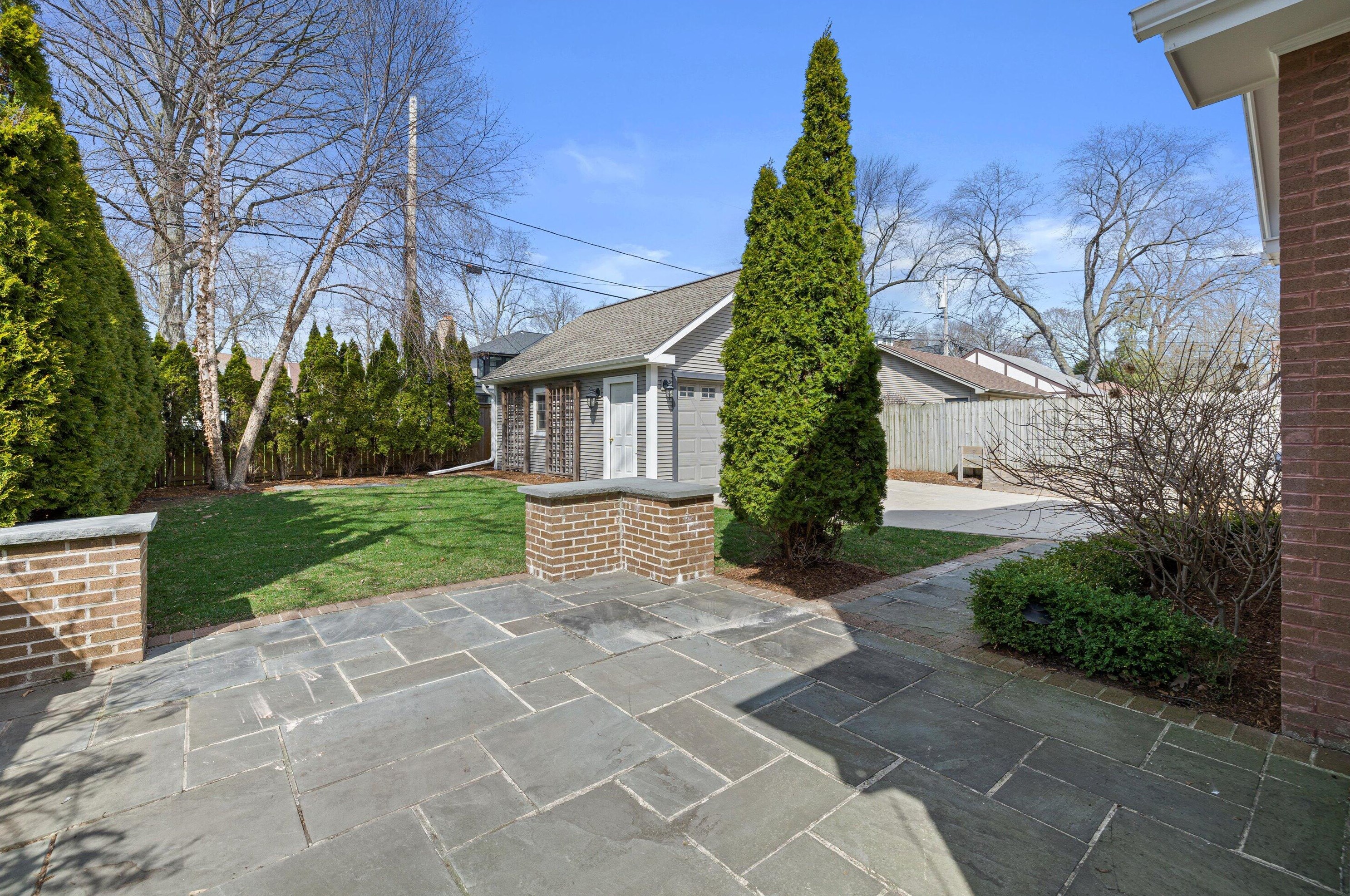 816 Lake Forest Ave, Milwaukee WI  53217-5376 exterior