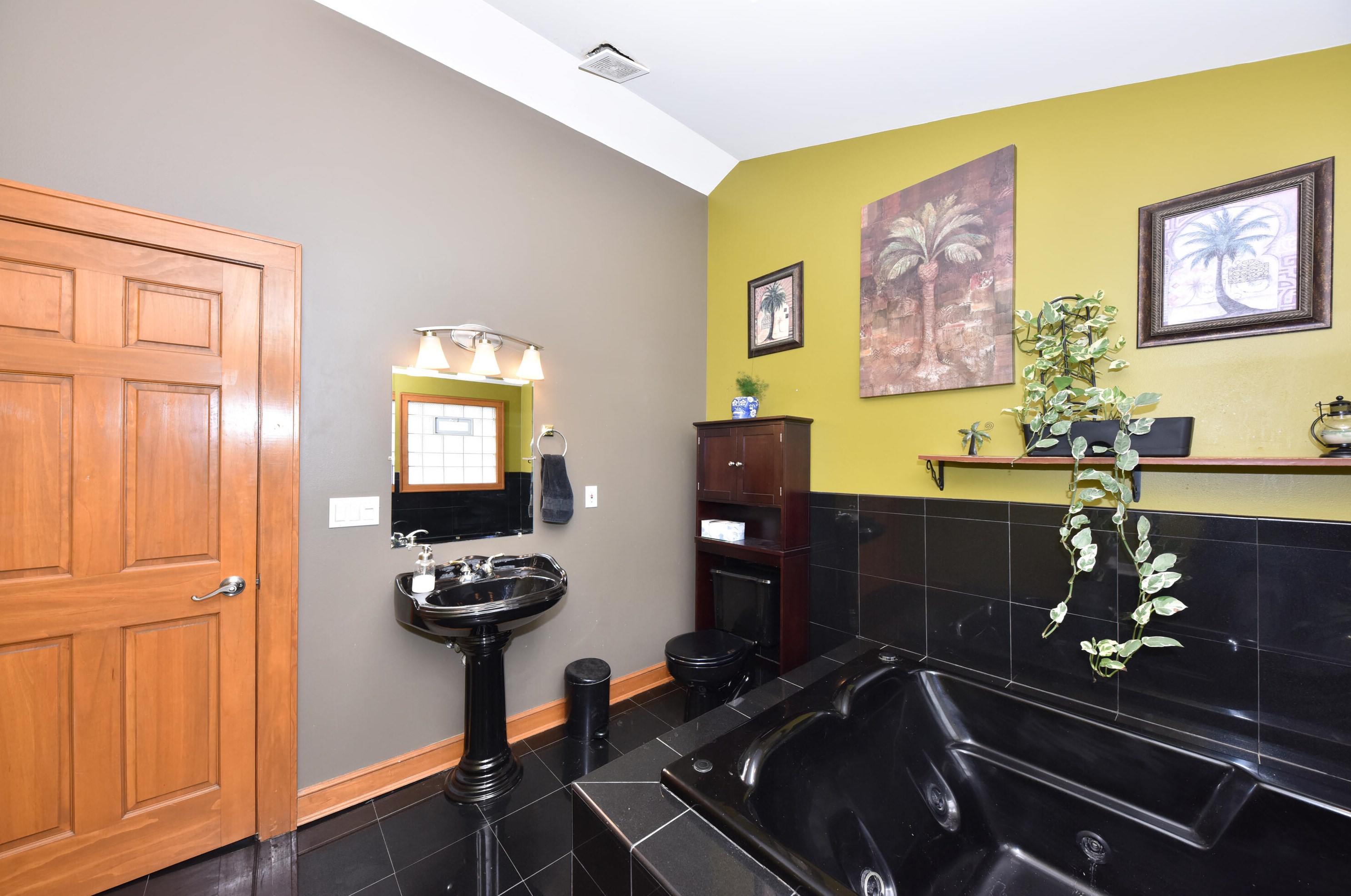 721 Clarke St, Milwaukee WI 53212-2923 exterior