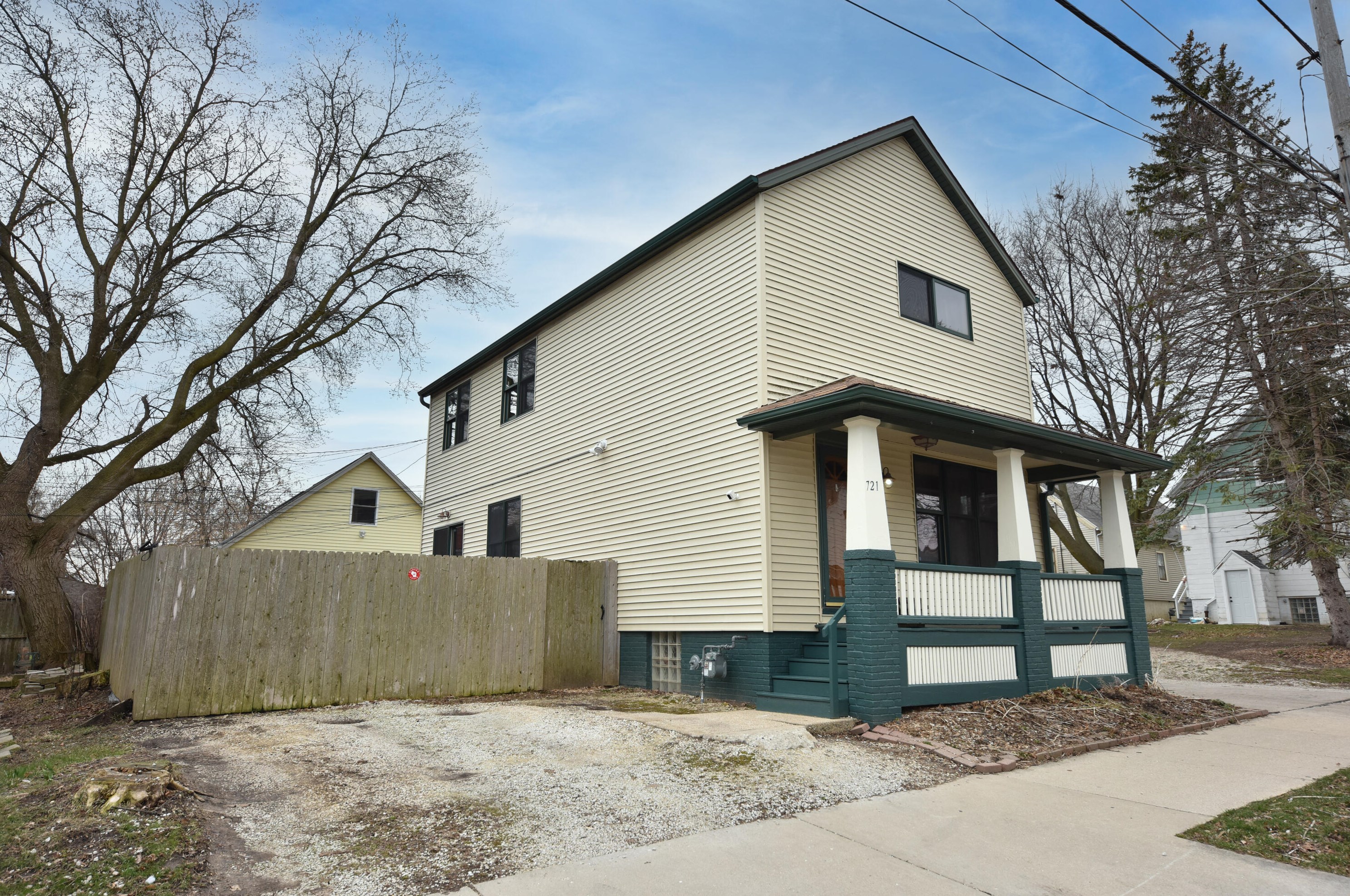 721 Clarke St, Milwaukee WI 53212-2923 exterior