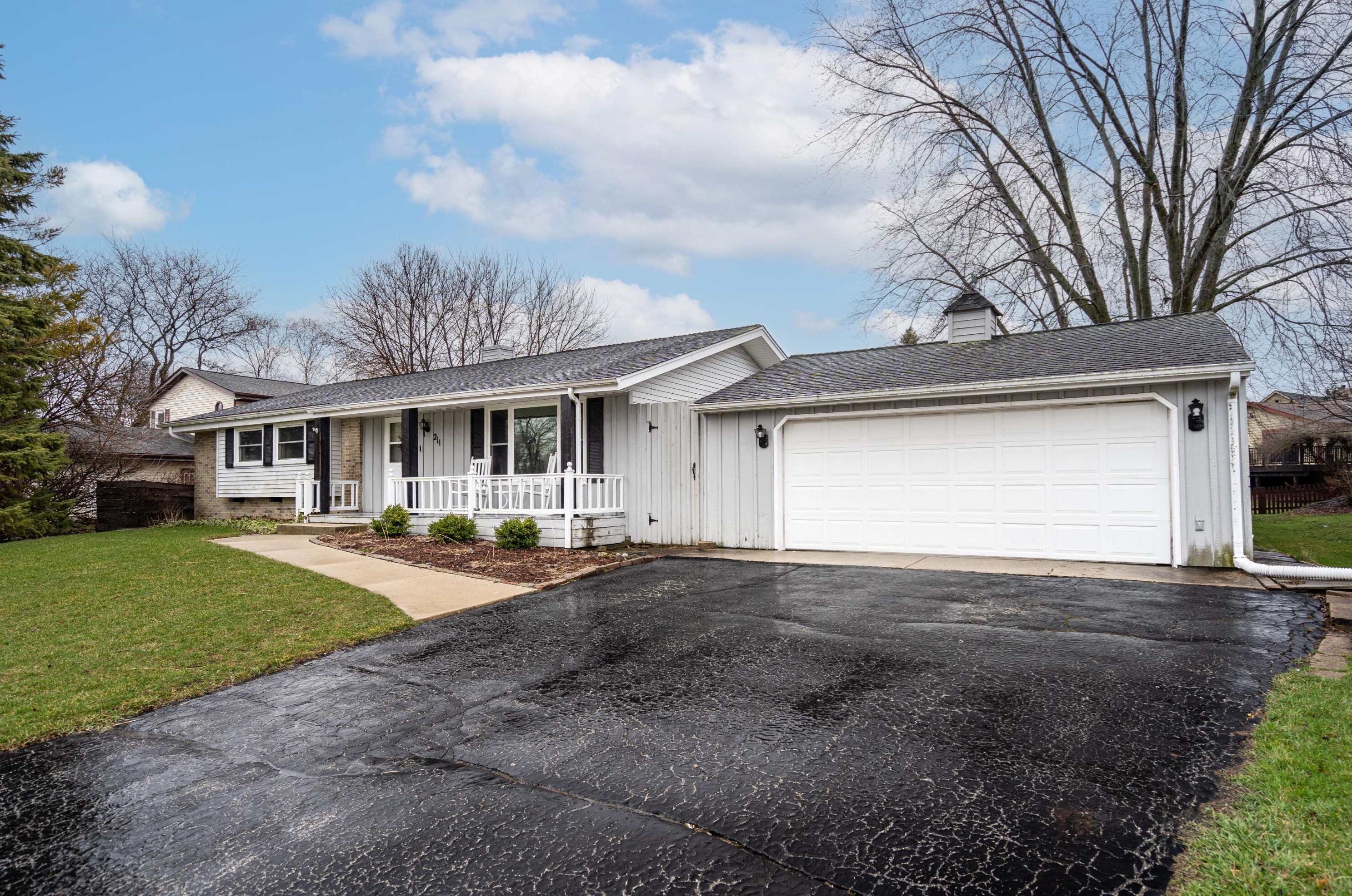 211 Maple St, Grafton WI  53024-2322 exterior