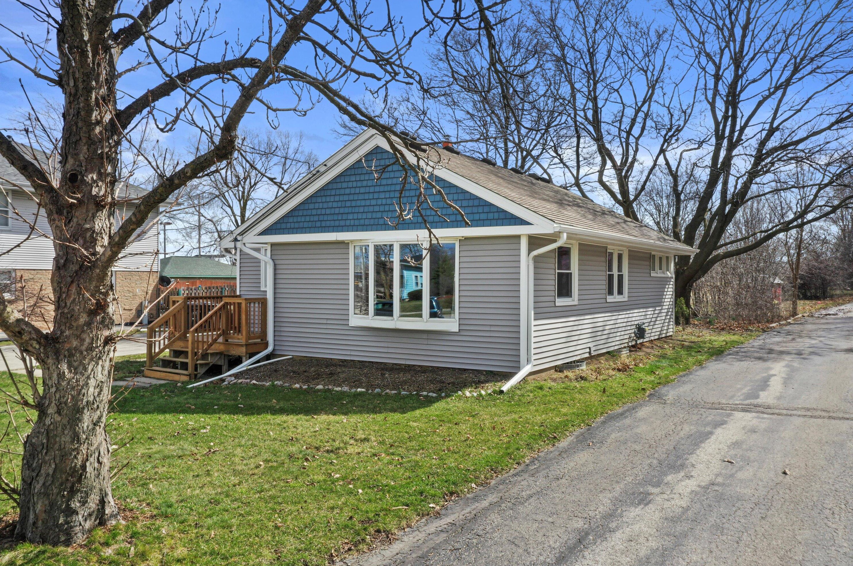 2811 Coldspring Rd, Milwaukee WI  53221-1856 exterior