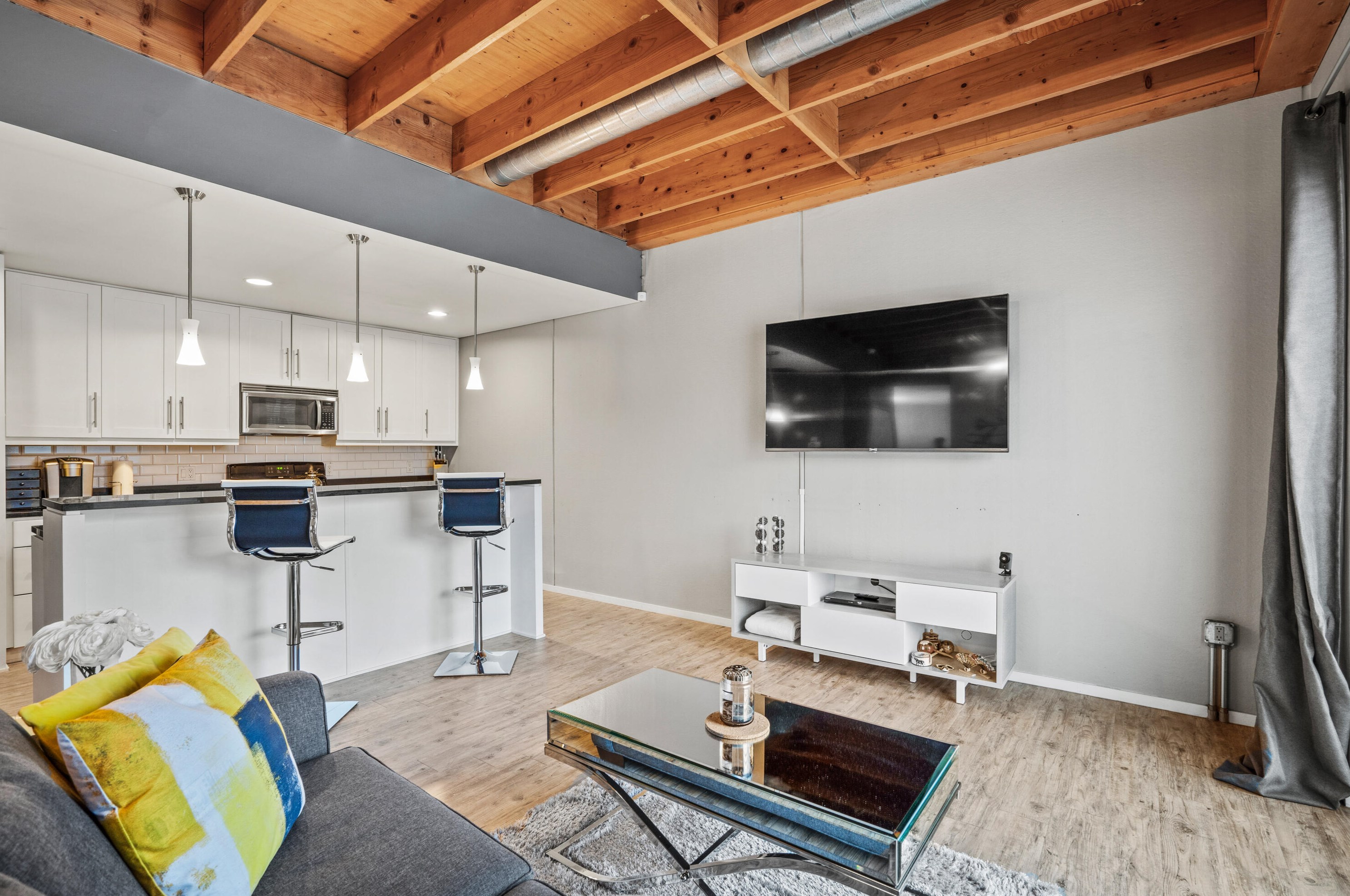 2023 Commerce St, Milwaukee WI  53212-3472 exterior