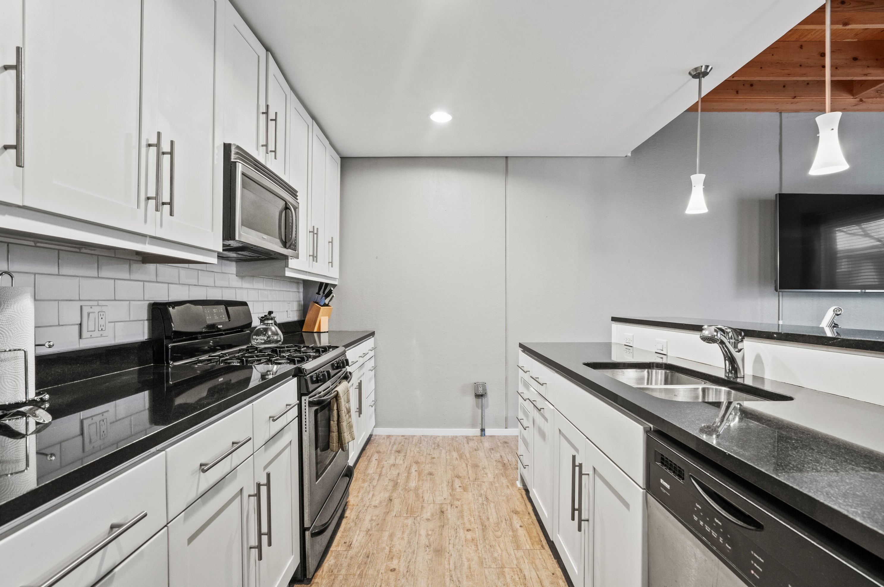 2023 Commerce St, Milwaukee WI  53212-3472 exterior