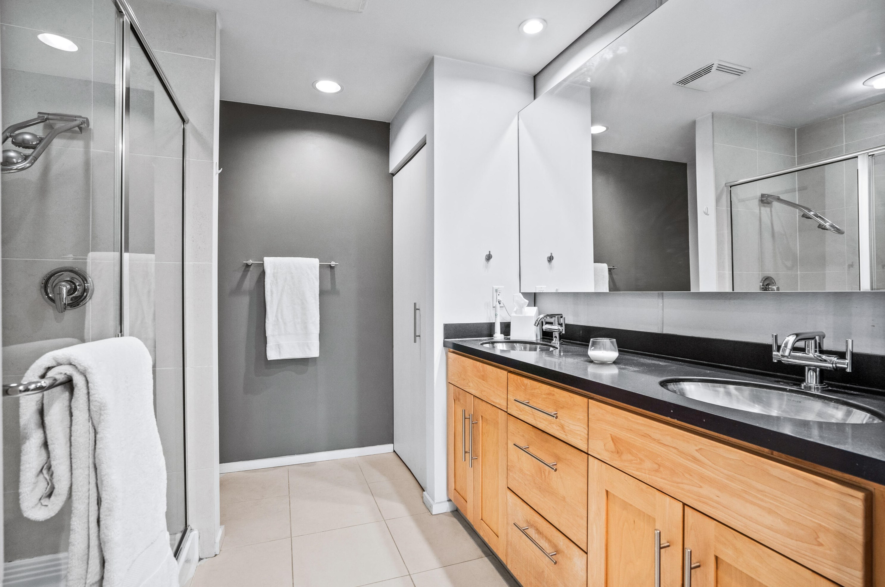 2023 Commerce St, Milwaukee WI  53212-3472 exterior