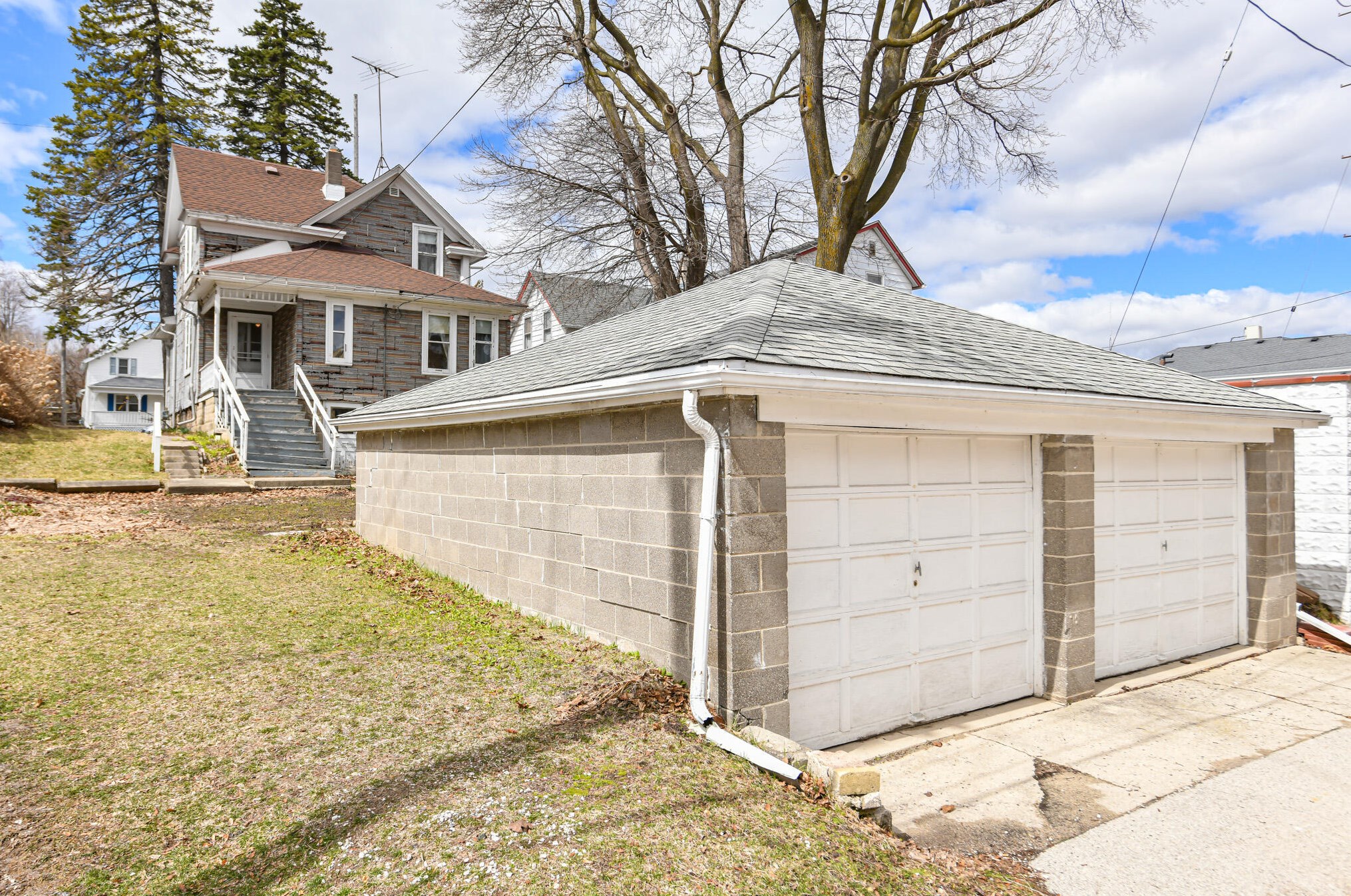219 7th Ave, West Bend WI  53095-3240 exterior