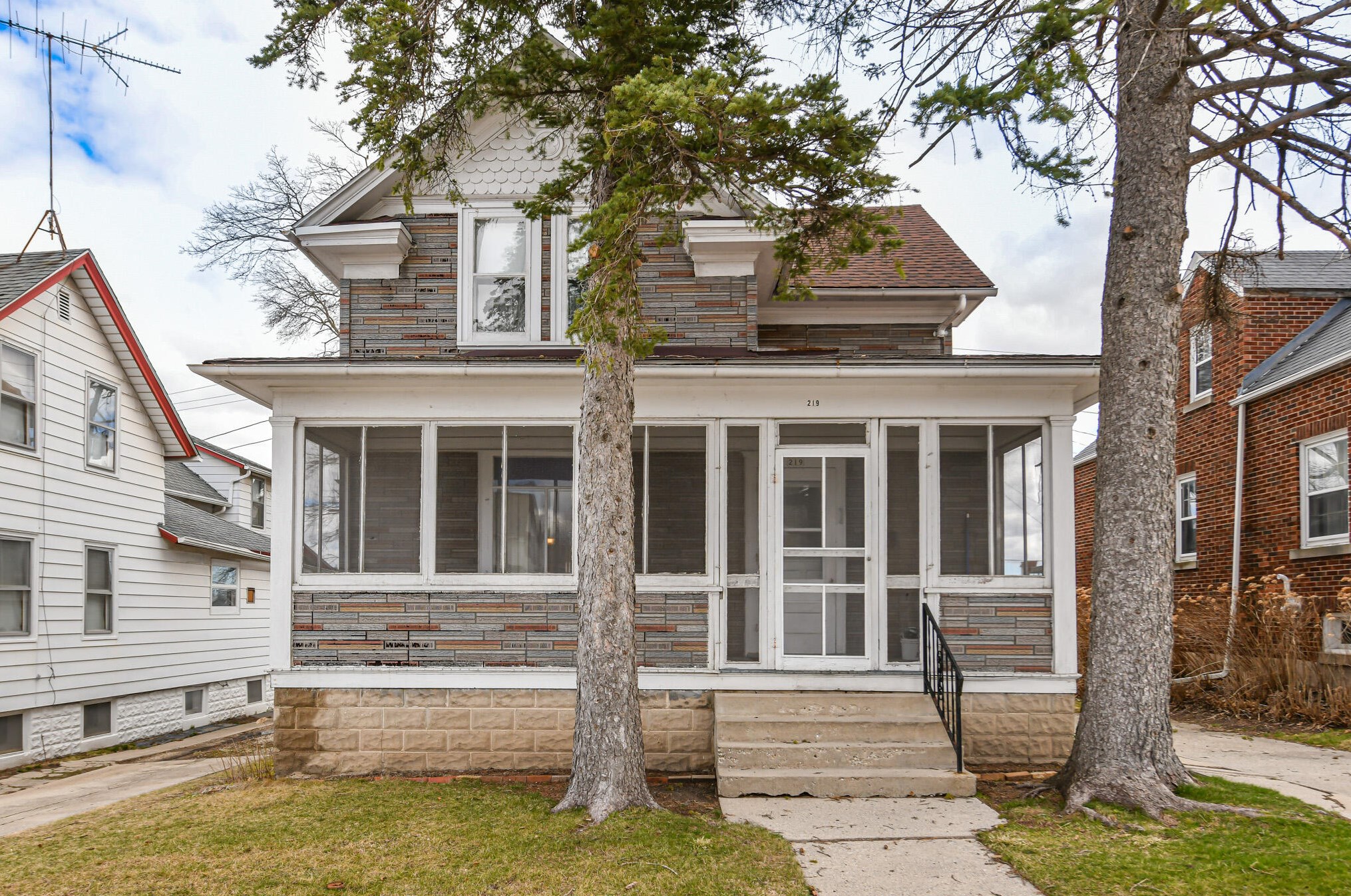 219 7th Ave, West Bend WI  53095-3240 exterior