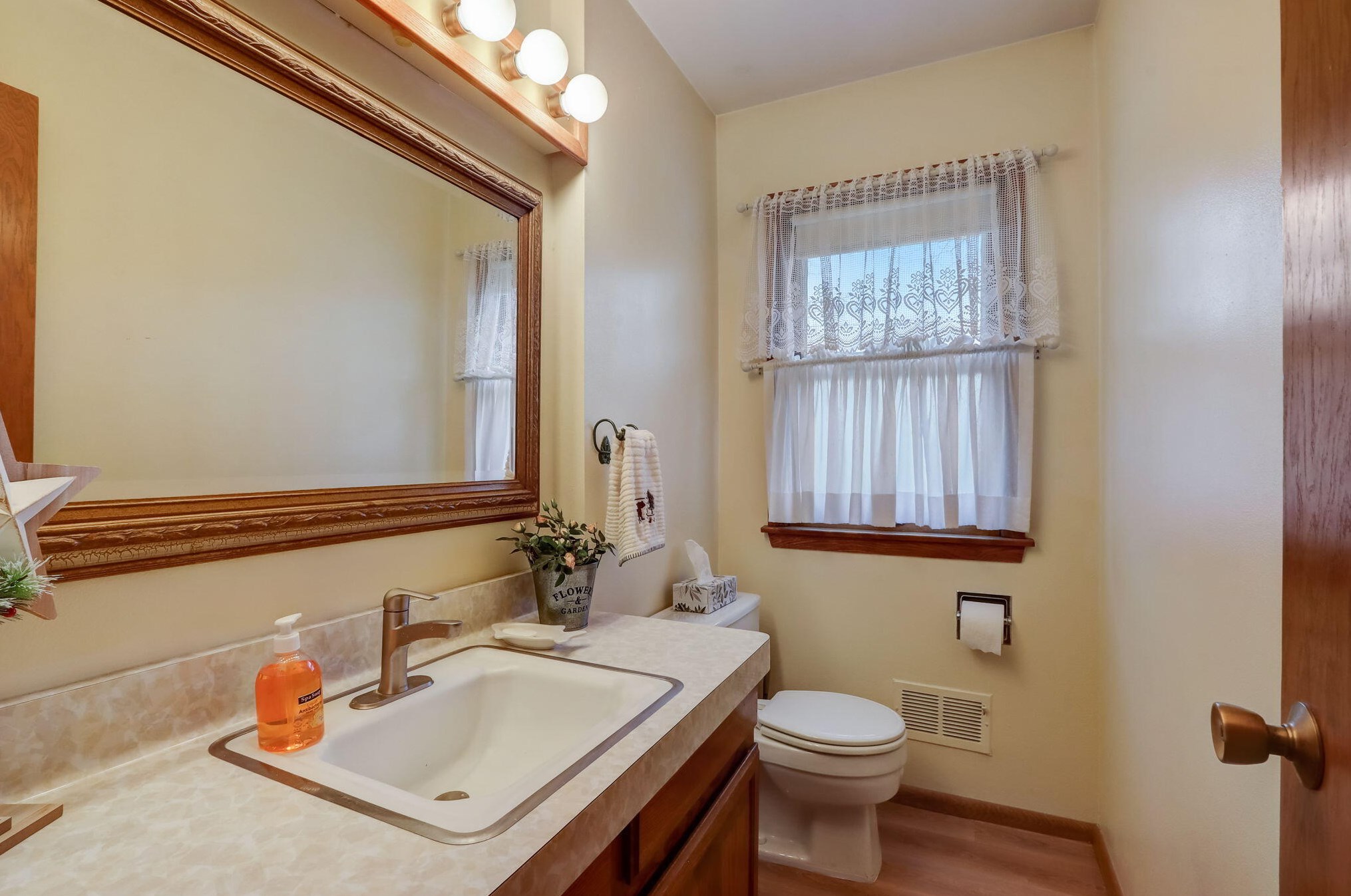 6426 Glenbrook Rd, Milwaukee WI  53223-1540 exterior