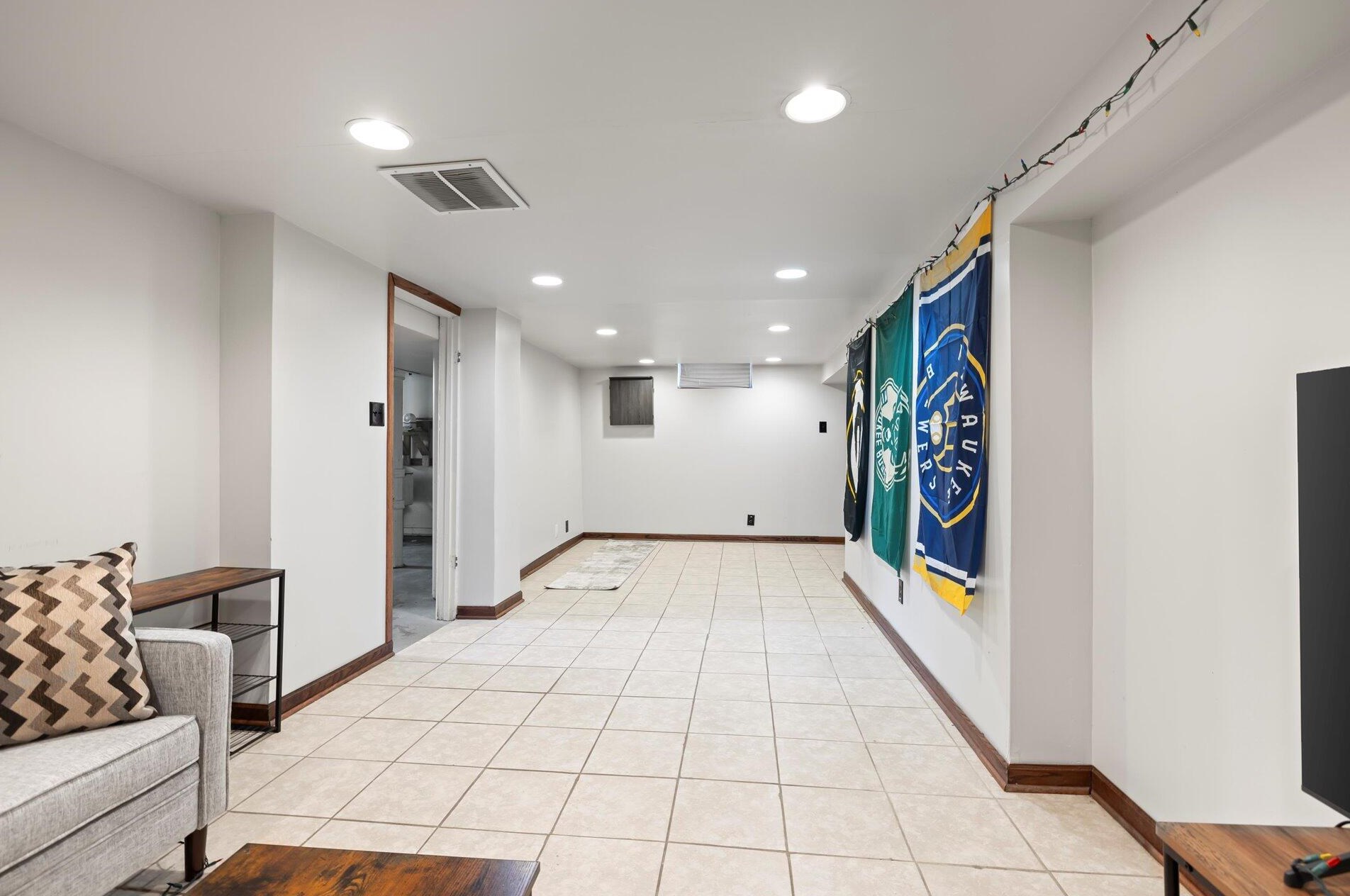 2944 76, Milwaukee WI 53219-2828 exterior