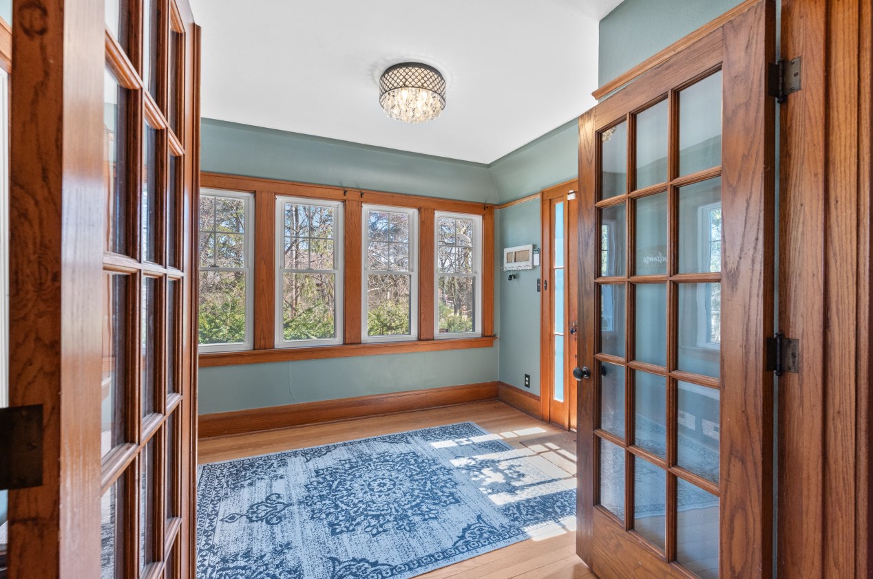 535 Calumet Rd, Milwaukee WI  53217-3468 exterior