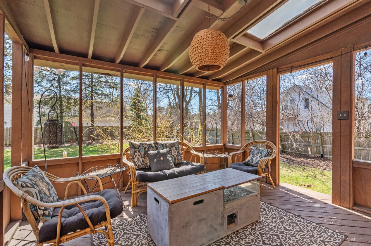 535 Calumet Rd, Milwaukee WI  53217-3468 exterior