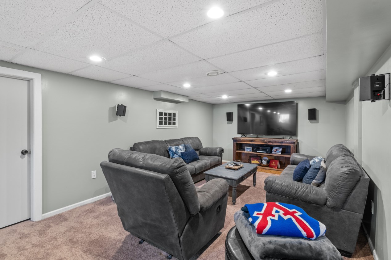 535 Calumet Rd, Milwaukee WI  53217-3468 exterior