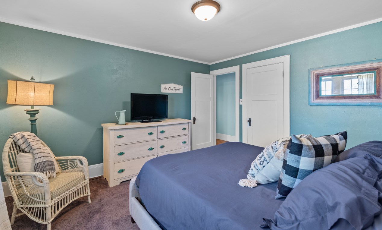 535 Calumet Rd, Milwaukee WI  53217-3468 exterior