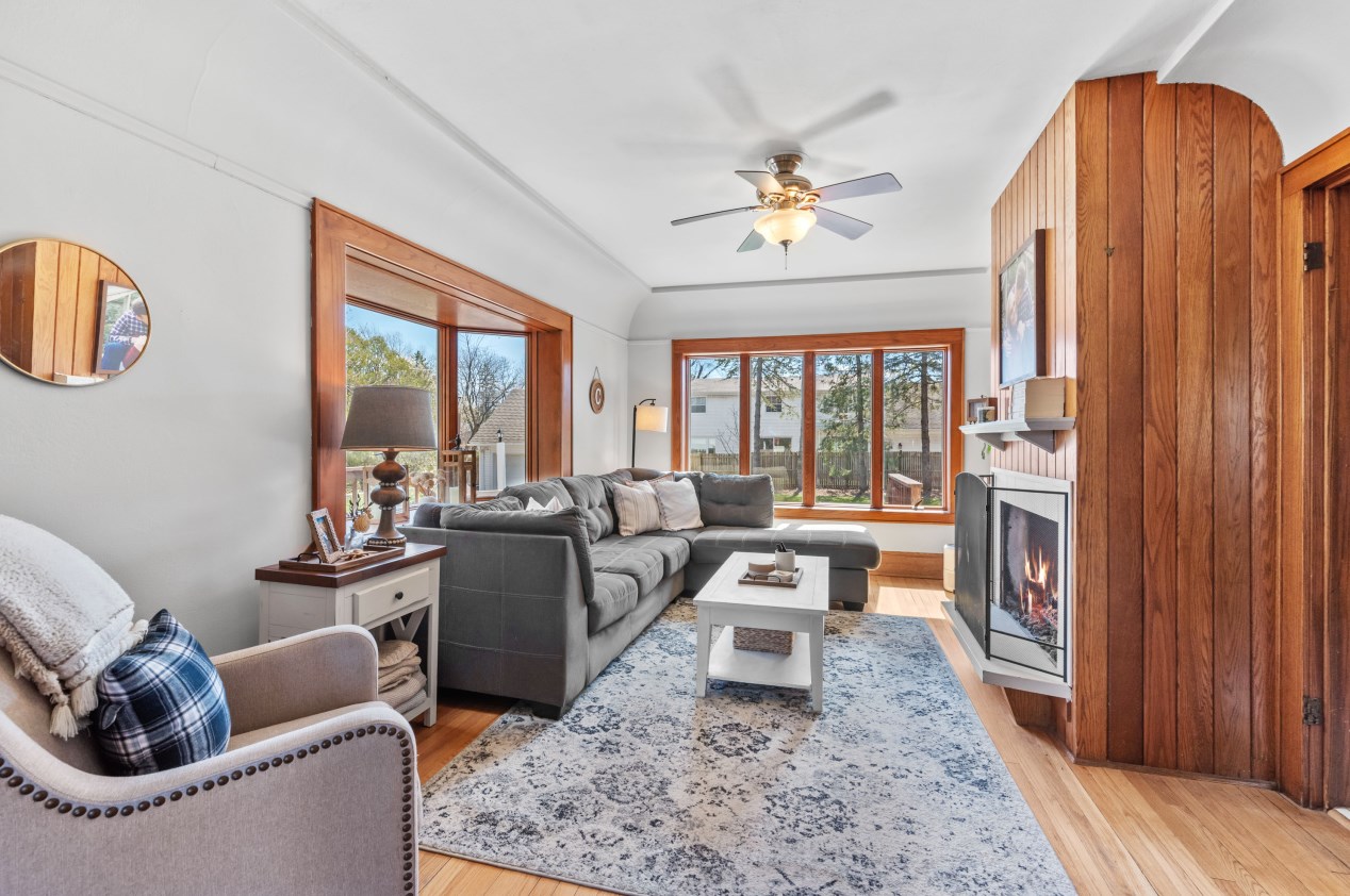 535 Calumet Rd, Milwaukee WI  53217-3468 exterior