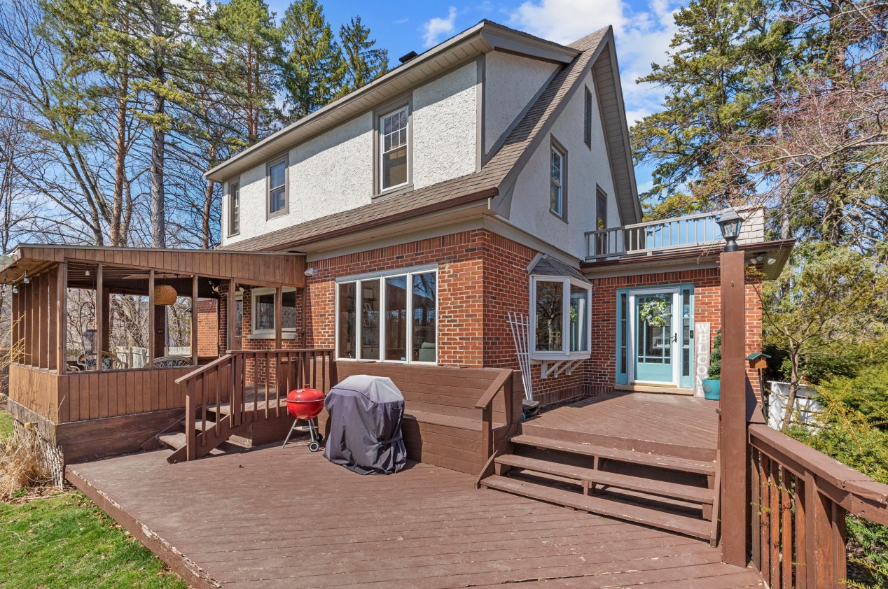 535 Calumet Rd, Milwaukee WI  53217-3468 exterior